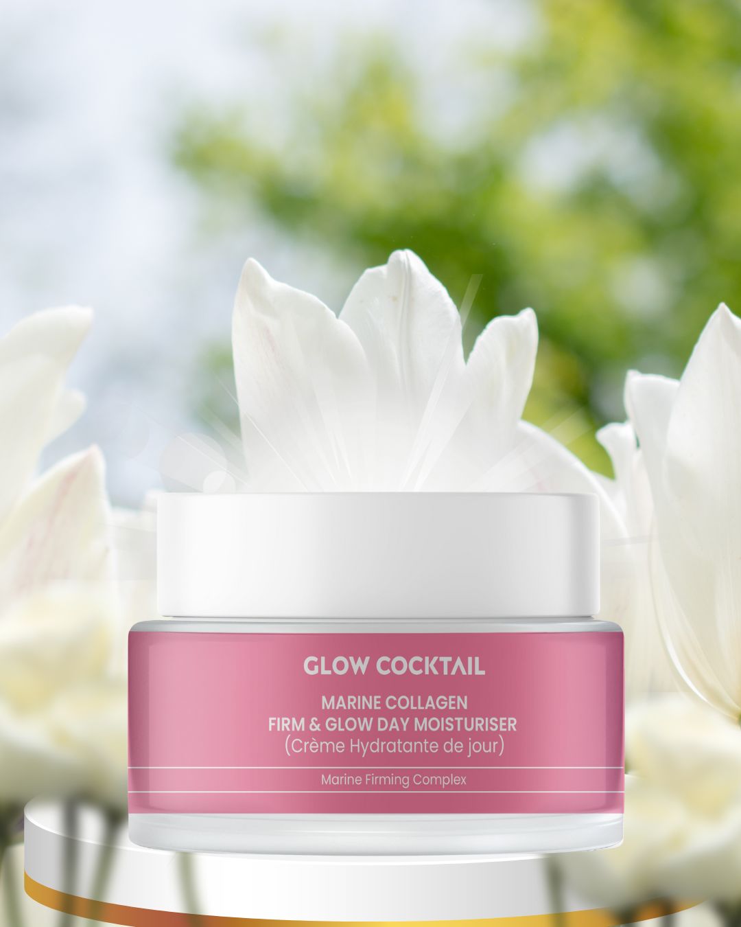 Rosa Tiegel mit weißem Deckel, umgeben von weißen Blüten. Aufschrift: GLOW COCKTAIL, MARINE COLLAGEN, FIRM & GLOW DAY MOISTURISER.
