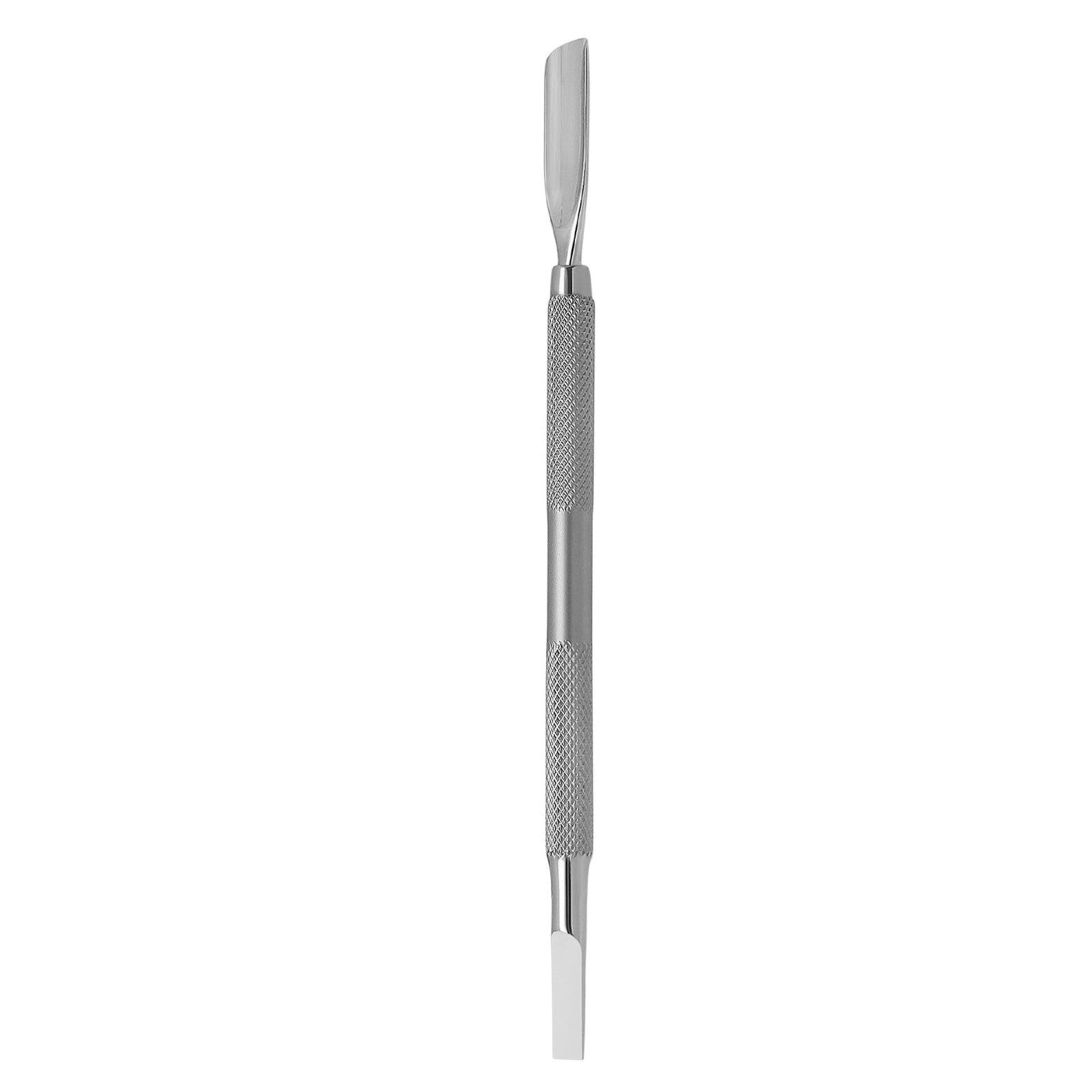 Doppelseitiger Nagelhautmodellierschieber aus Metall. Ein Ende spachtelförmig, das andere rechteckig. Geriffelter Griff.