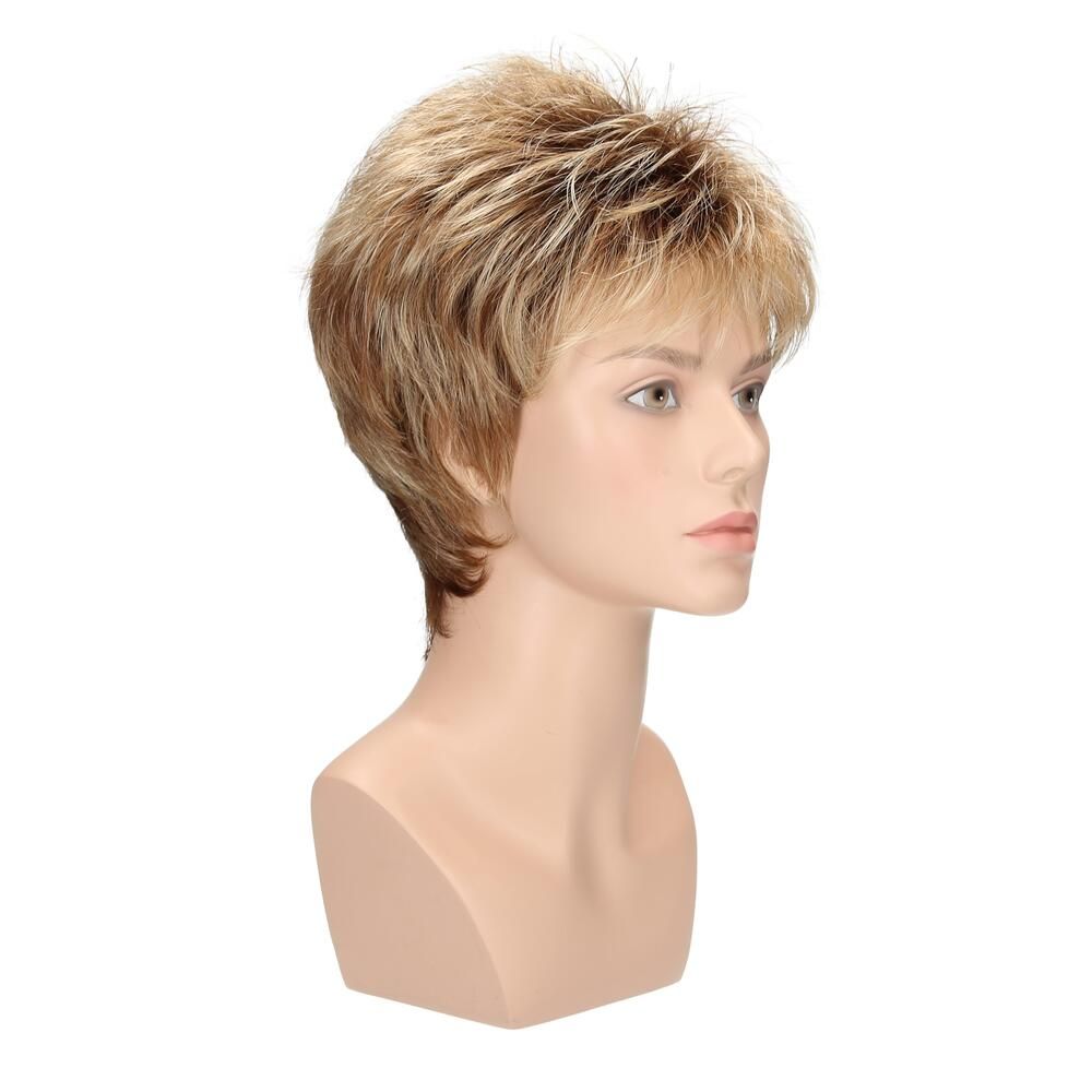 Perücke Susi von Lofty in Toffeemix, dunkler Ansatz, auf einer Büste. Blondes Haar mit dunkleren Wurzeln, diagonale Ansicht.