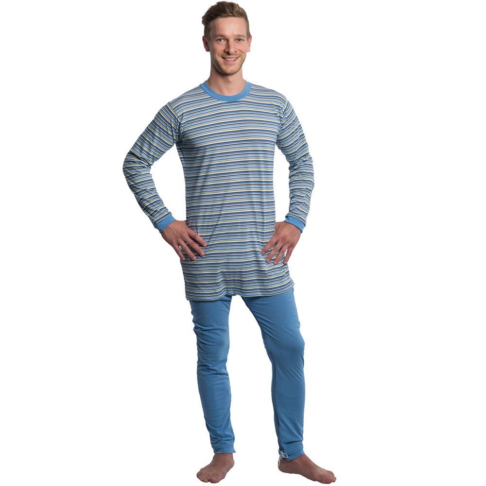 Pflegeoverall, blau-weiß gestreiftes Oberteil, blaue Hose. Langarm, Rundhalsausschnitt. Mann steht, Hände auf Hüften.