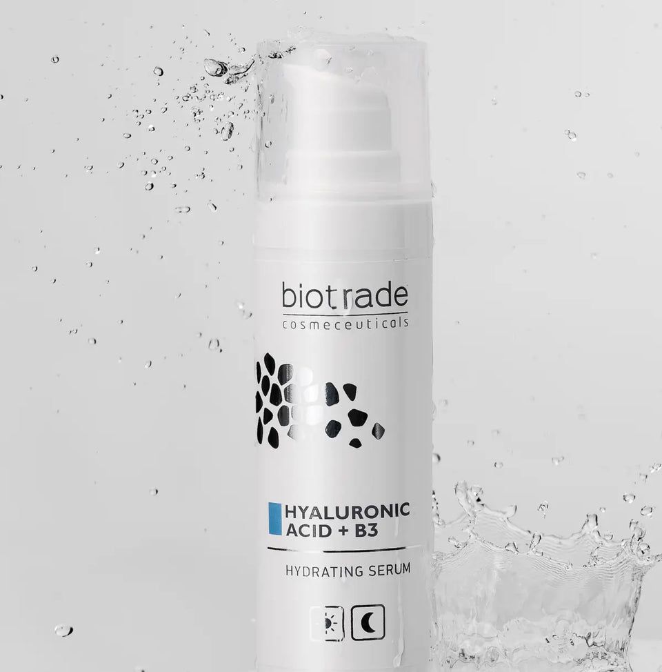 Biotrade Hyaluronic Acid + B3 Hydrating Serum mit Wasserspritzern.
