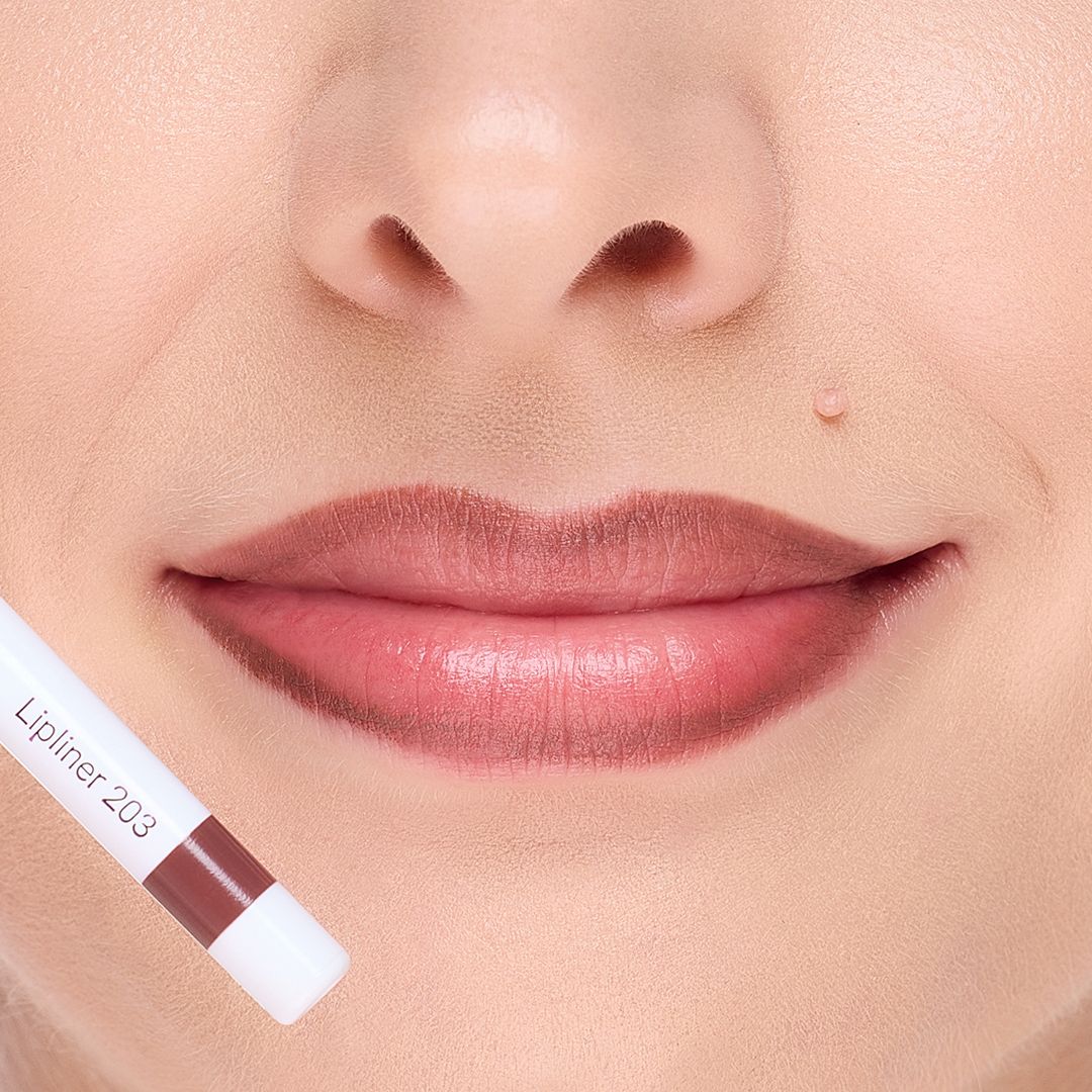 Nahaufnahme von Lippen, die mit dem braunen Cosline Lipliner 203 umrandet sind. Der Lipliner ist sichtbar.