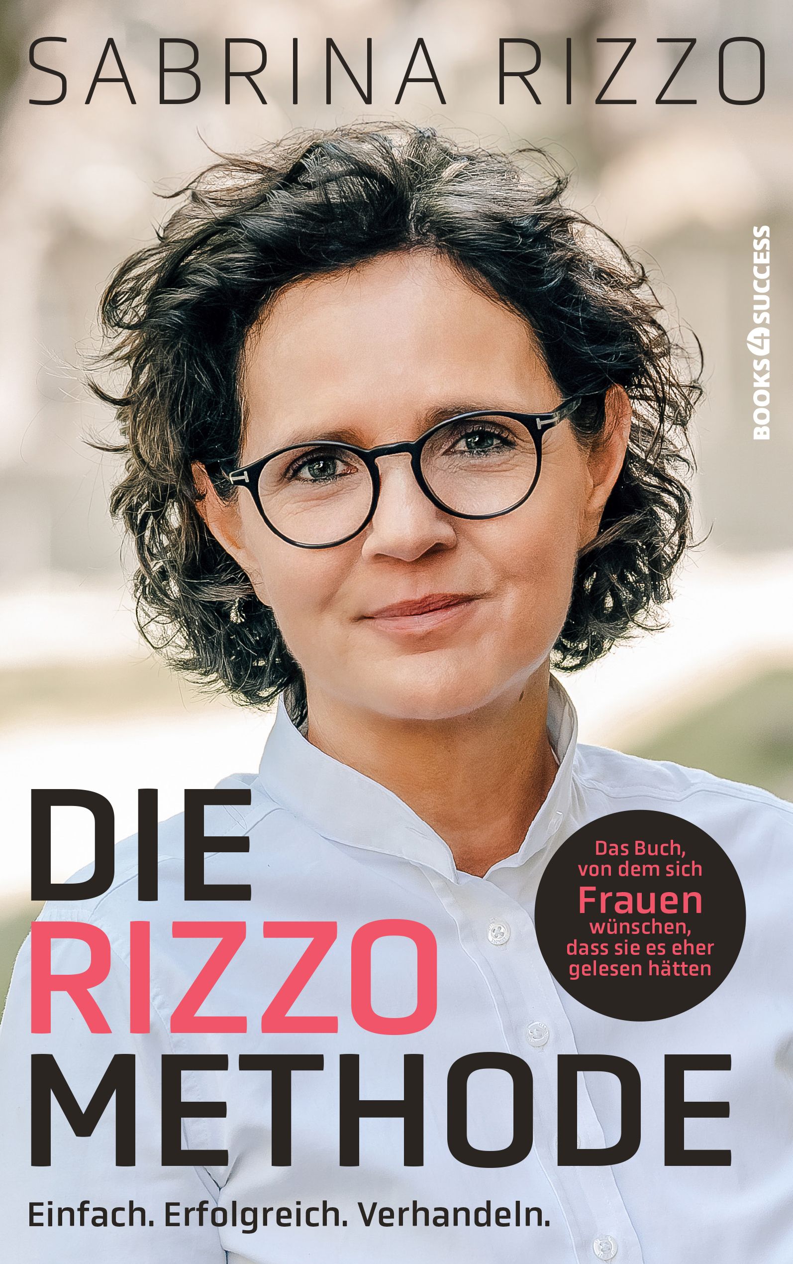Buchcover mit Porträt einer Frau mit Brille. Titel: Die Rizzo Methode. Autorin: Sabrina Rizzo. Untertitel: Einfach. Erfolgreich. Verhandeln.