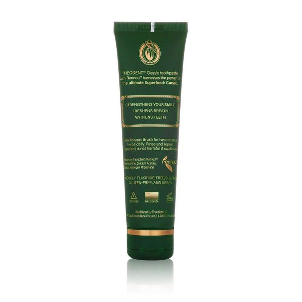 Grüne Tube mit goldfarbenen Akzenten. Text: Theodent Classic Zahnpasta, stärkt das Lächeln, erfrischt den Atem, hellt die Zähne auf. Fluoridfrei.