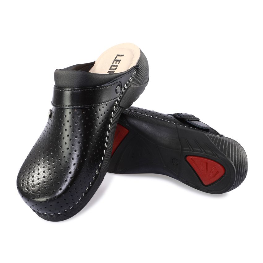 Schwarze Leder-Pantolette mit Perforationen und weißer Naht. Rote Sohle sichtbar. LEON-Logo innen.