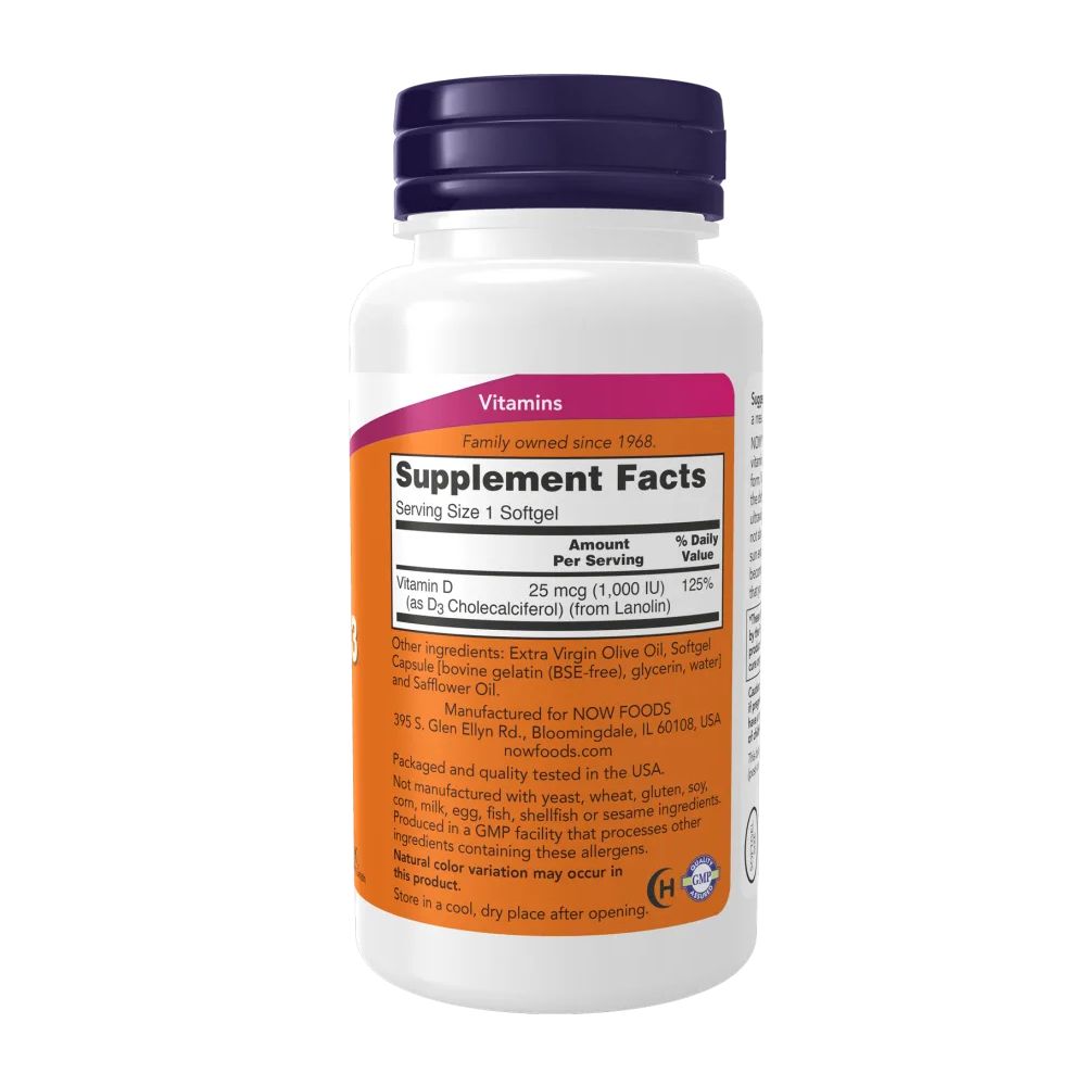 Rückseite einer weißen Flasche mit lila Deckel. Etikett mit Text: Supplement Facts. Enthält Vitamin D. Marke: NOW.