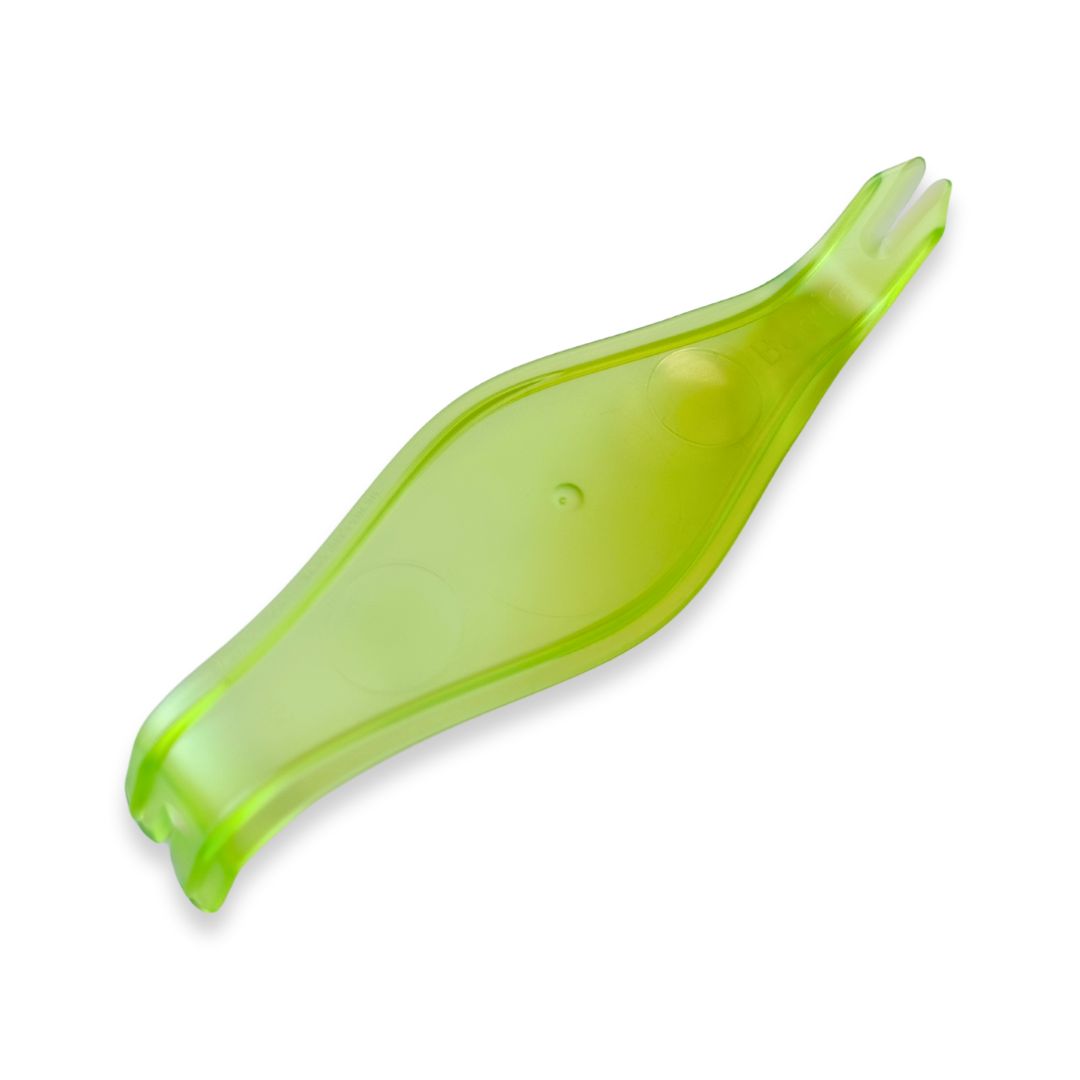 Grüner Zeckenhebel aus Kunststoff. Form eines länglichen Blattes mit zwei Gabelenden.