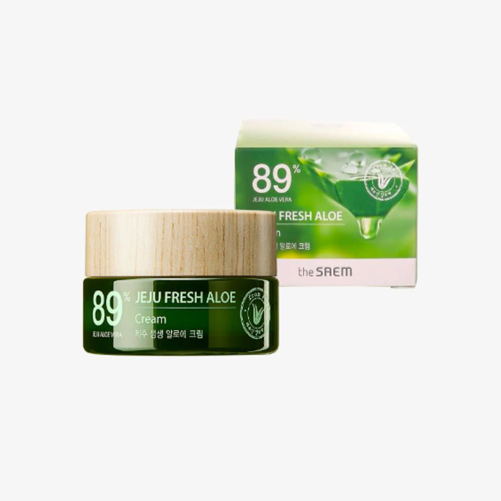 Cremeglas mit Holzdeckel und Karton. Aufschrift: 89% Jeju Fresh Aloe Cream. Karton mit Aloe Vera-Motiv und Logo.