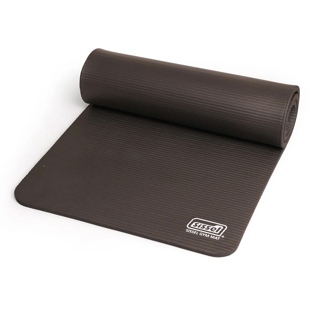 Braune Gymnastikmatte, gerollt. Sissel Gym Mat Logo. Geriffelte Oberfläche. Rechteckige Form.