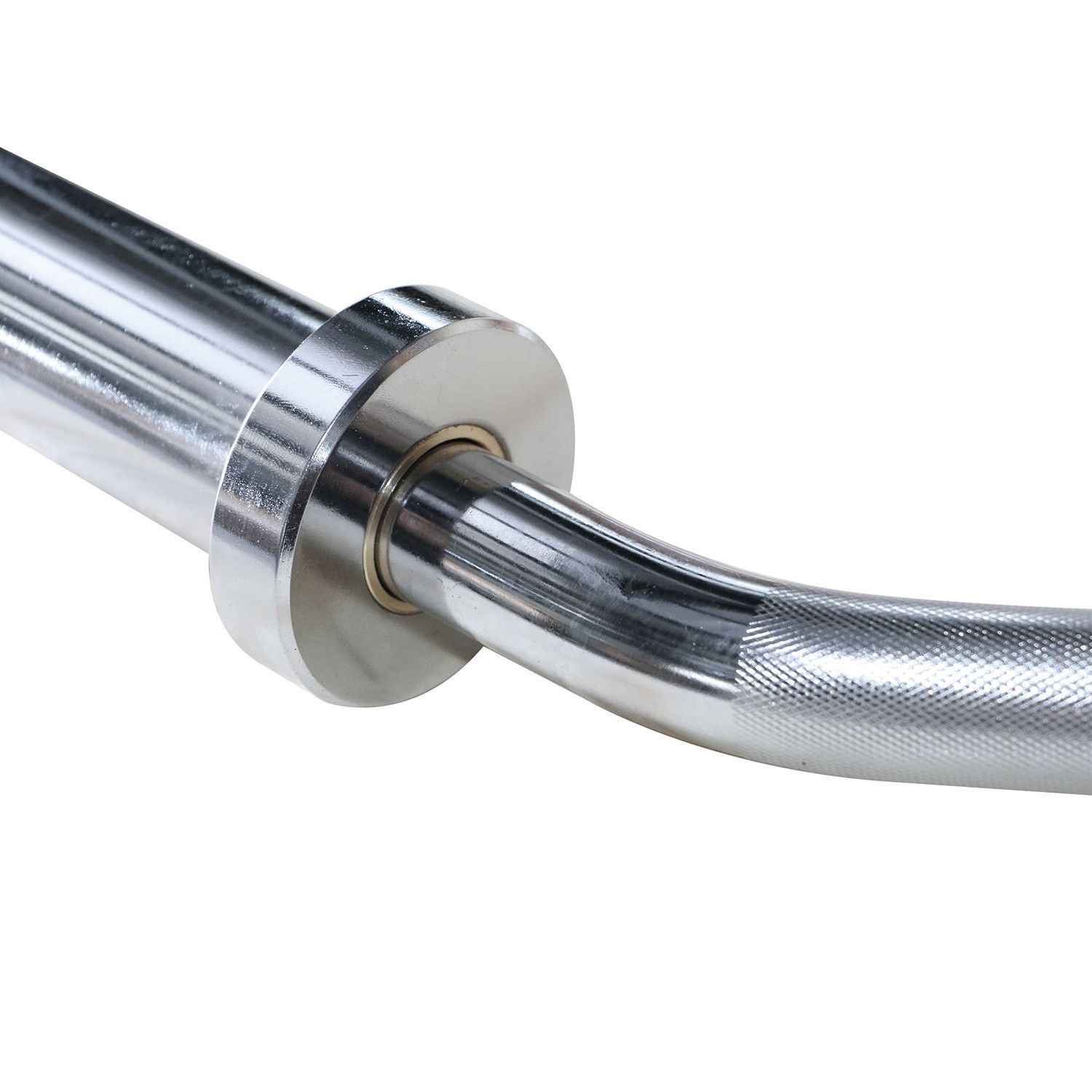 Nahaufnahme eines silberfarbenen Langhantel-Endes. Wellenförmiger Teil mit Griff und Scheibenaufnahme.