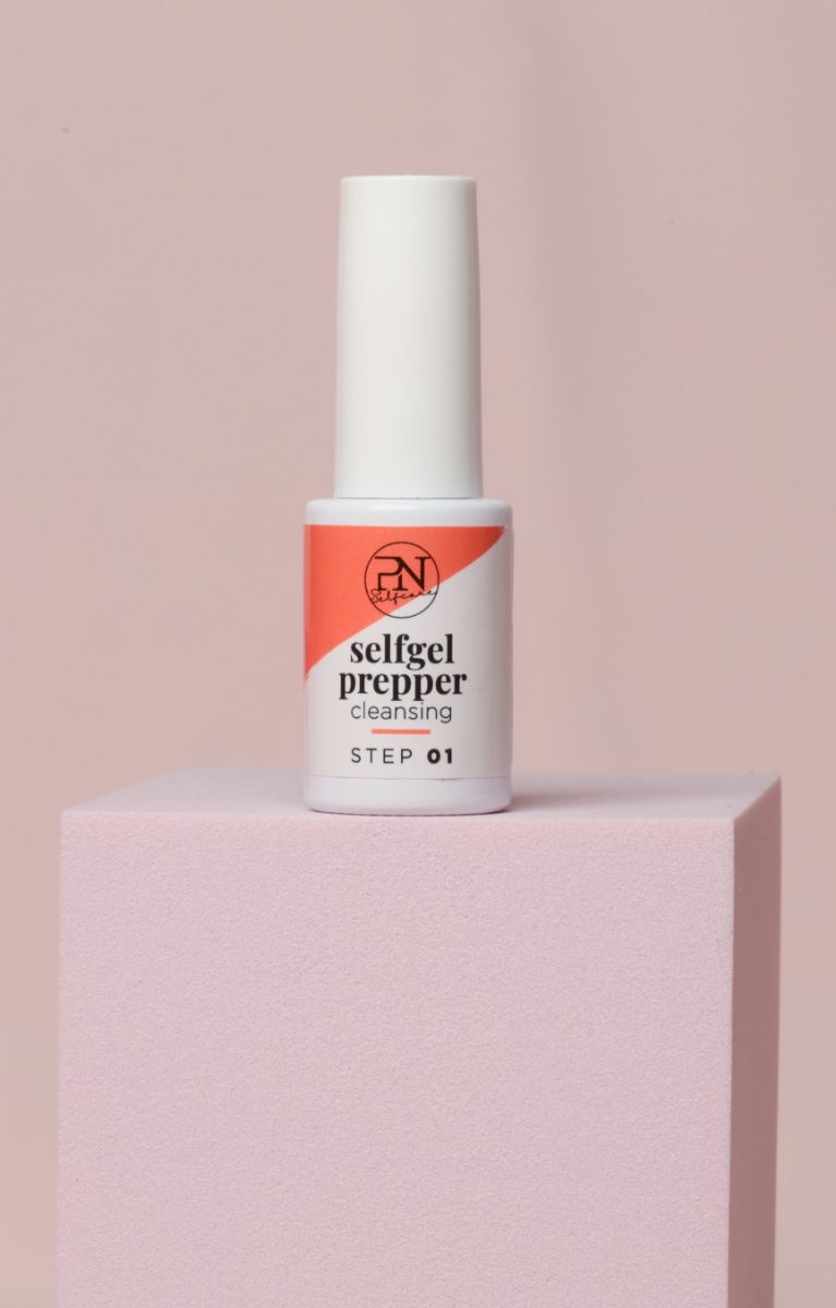 Flasche mit weißem Deckel. Aufkleber mit PN-Logo, Schriftzug "selfgel prepper cleansing" und "STEP 01". Auf rosa Podest.