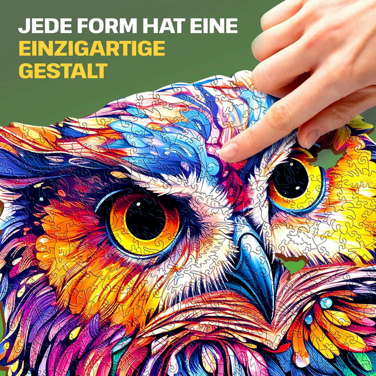 Nahaufnahme eines Puzzles mit Eulenmotiv. Eine Hand platziert ein Puzzleteil. Text: JEDE FORM HAT EINE EINZIGARTIGE GESTALT.