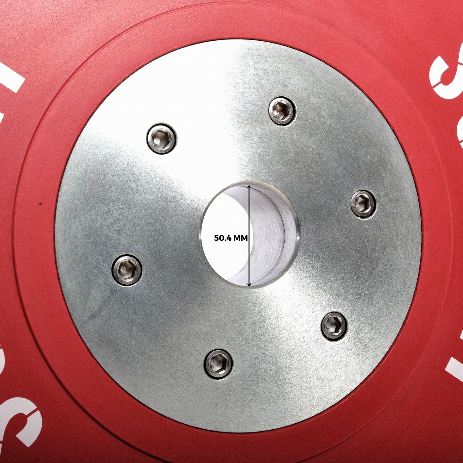 Nahaufnahme der silbernen Mitte einer Suprfit Pro Competition Bumper Plate. Loch mit 50,4 mm Durchmesser. Schrauben sichtbar.