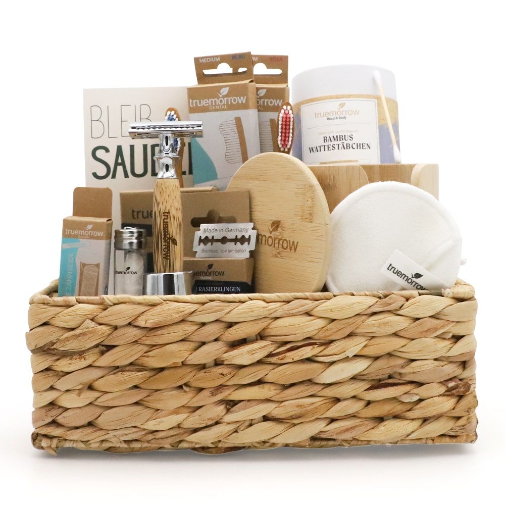 Geschenkset in einem Korb. Enthält Rasierer, Abschminkpads, Bürsten, Wattepads und weitere Produkte. Markenlogo: truemorrow.