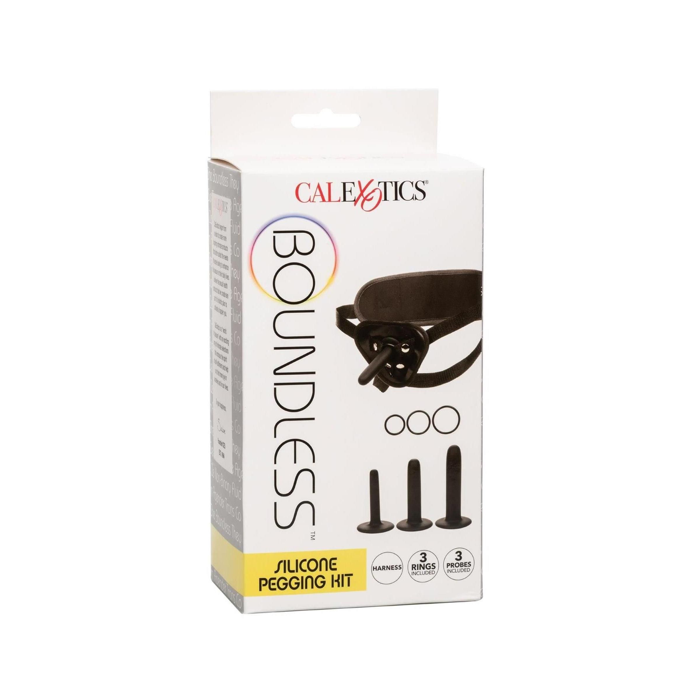 Verpackung des CalExotics Boundless Silicone Pegging Kit. Enthält Harness, Ringe und 3 Dildos. Marke CalExotics sichtbar.