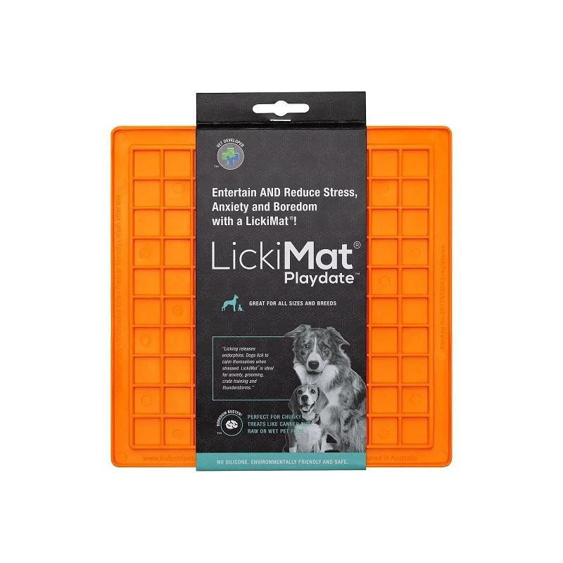 Orange LickiMat Playdate mit Verpackung. Rechteckig, mit quadratischen Fächern. Verpackung mit Text und Hundeabbildung.