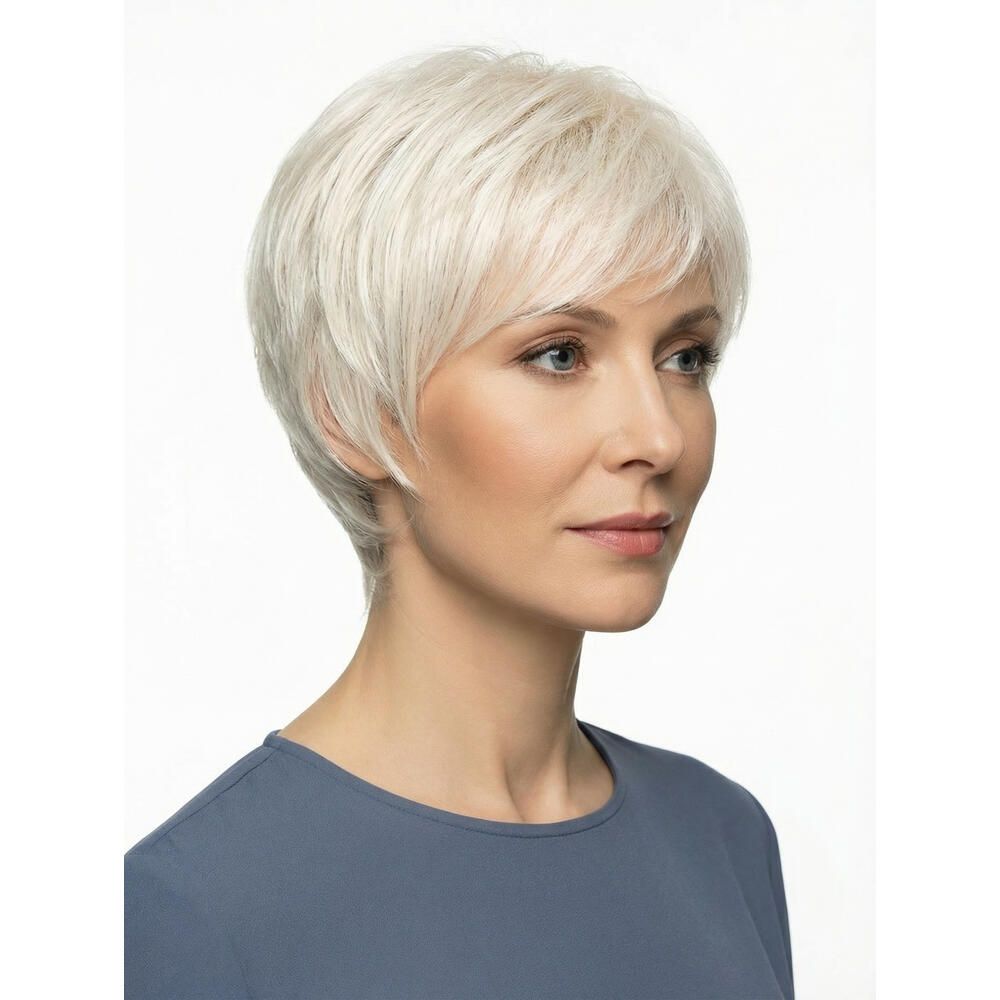 Kurzhaarperücke in hellem Blond. Seitenansicht einer Frau mit blauer Bluse. Haarschnitt mit Pony.