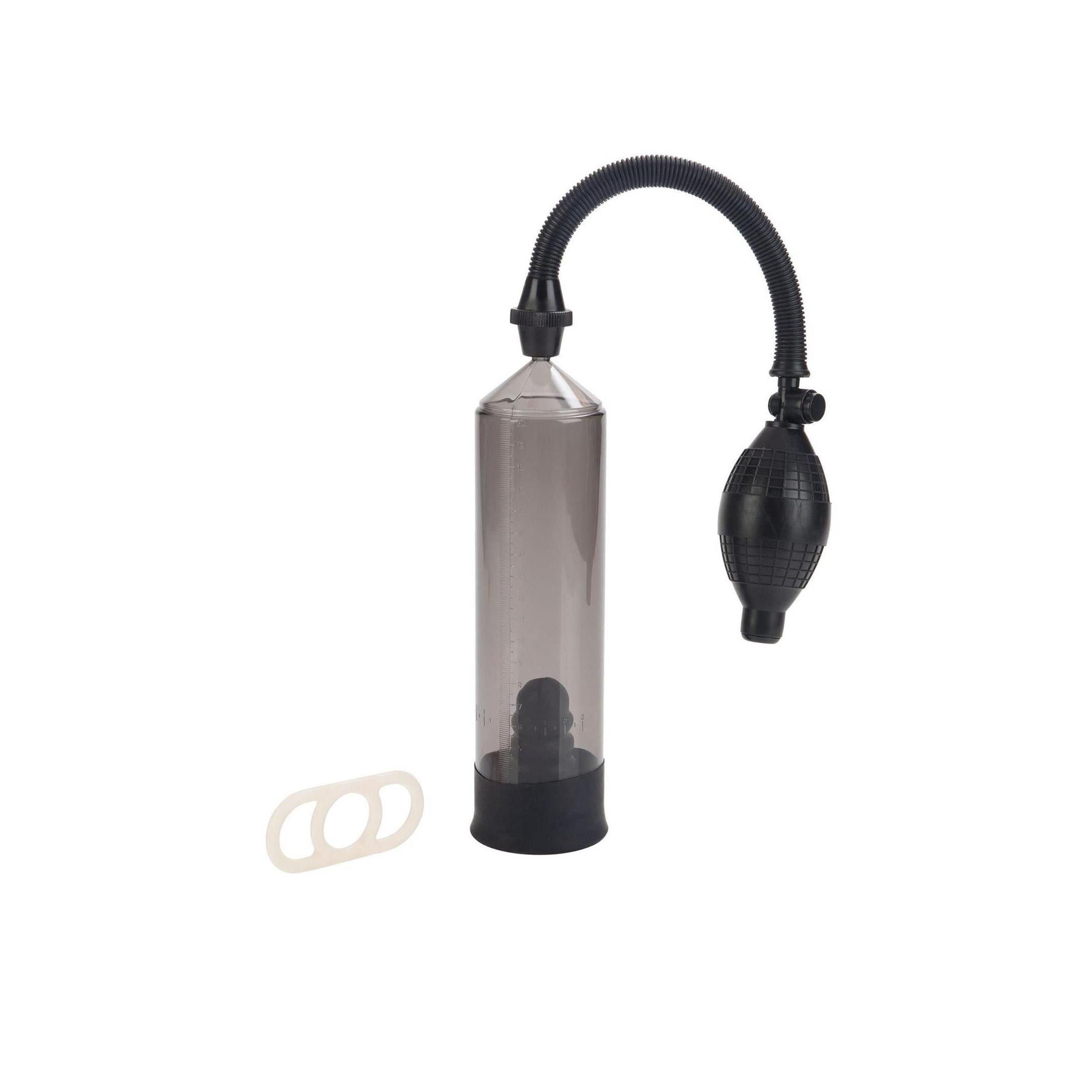 Transparente Pumpe mit schwarzem Zylinder, Schlauch und Birne. Ein weißer Ring liegt daneben.