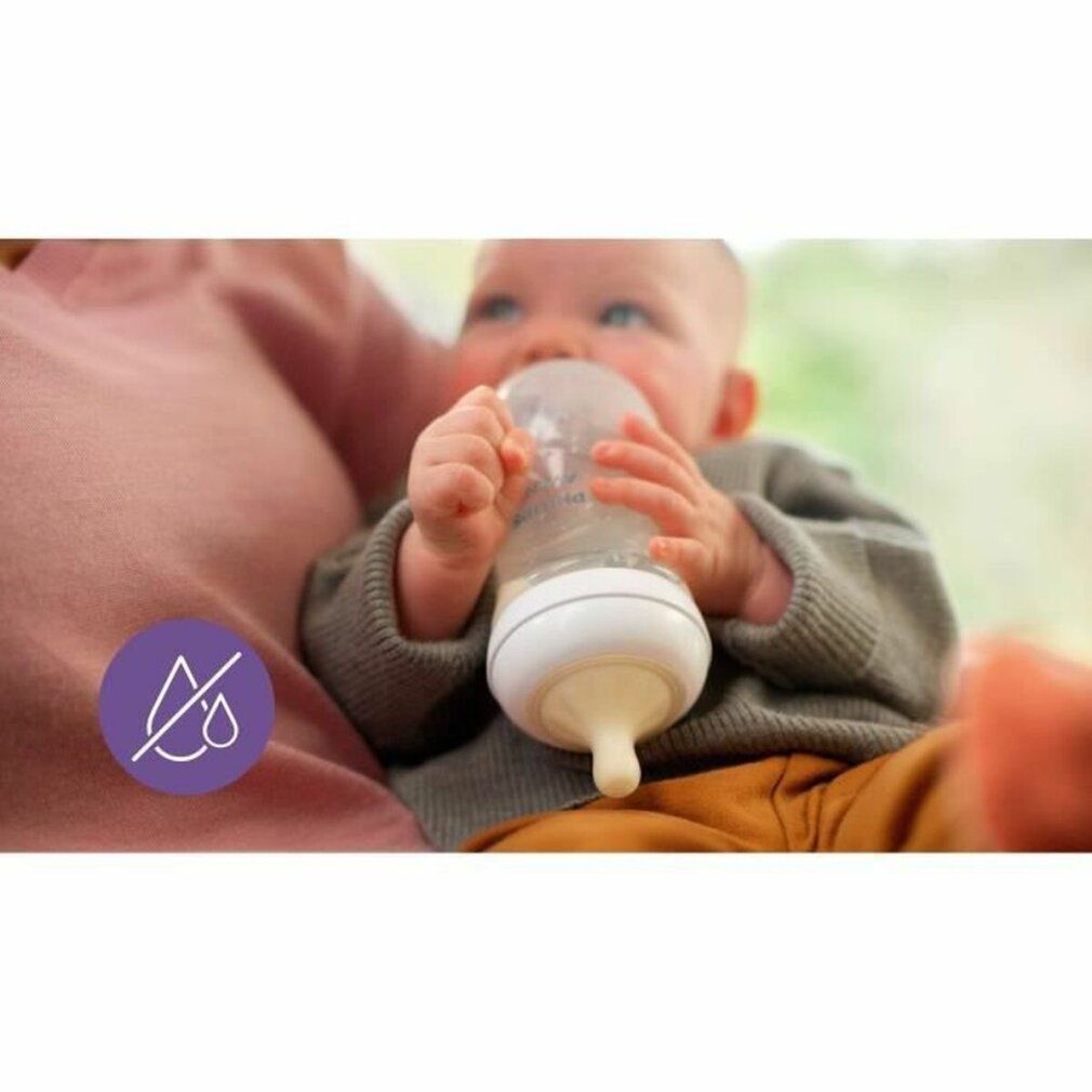Baby trinkt aus einer Philips Avent Natural Response Flasche. Nahaufnahme.