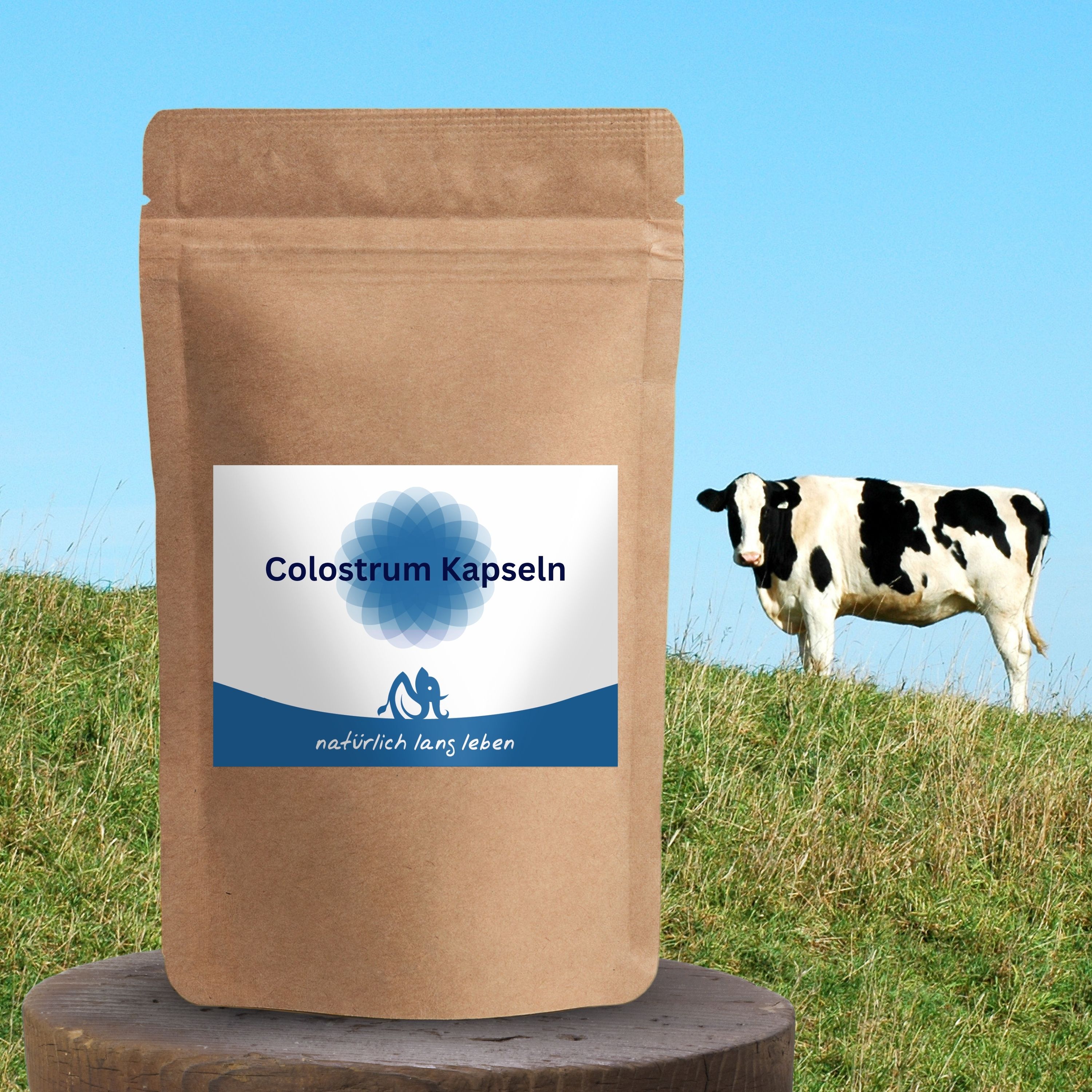 Braune Standbeutel mit Etikett. Etikett mit blauem Logo und Schriftzug "Colostrum Kapseln". Marke: natürlich lang leben. Kuh auf Wiese im Hintergrund.