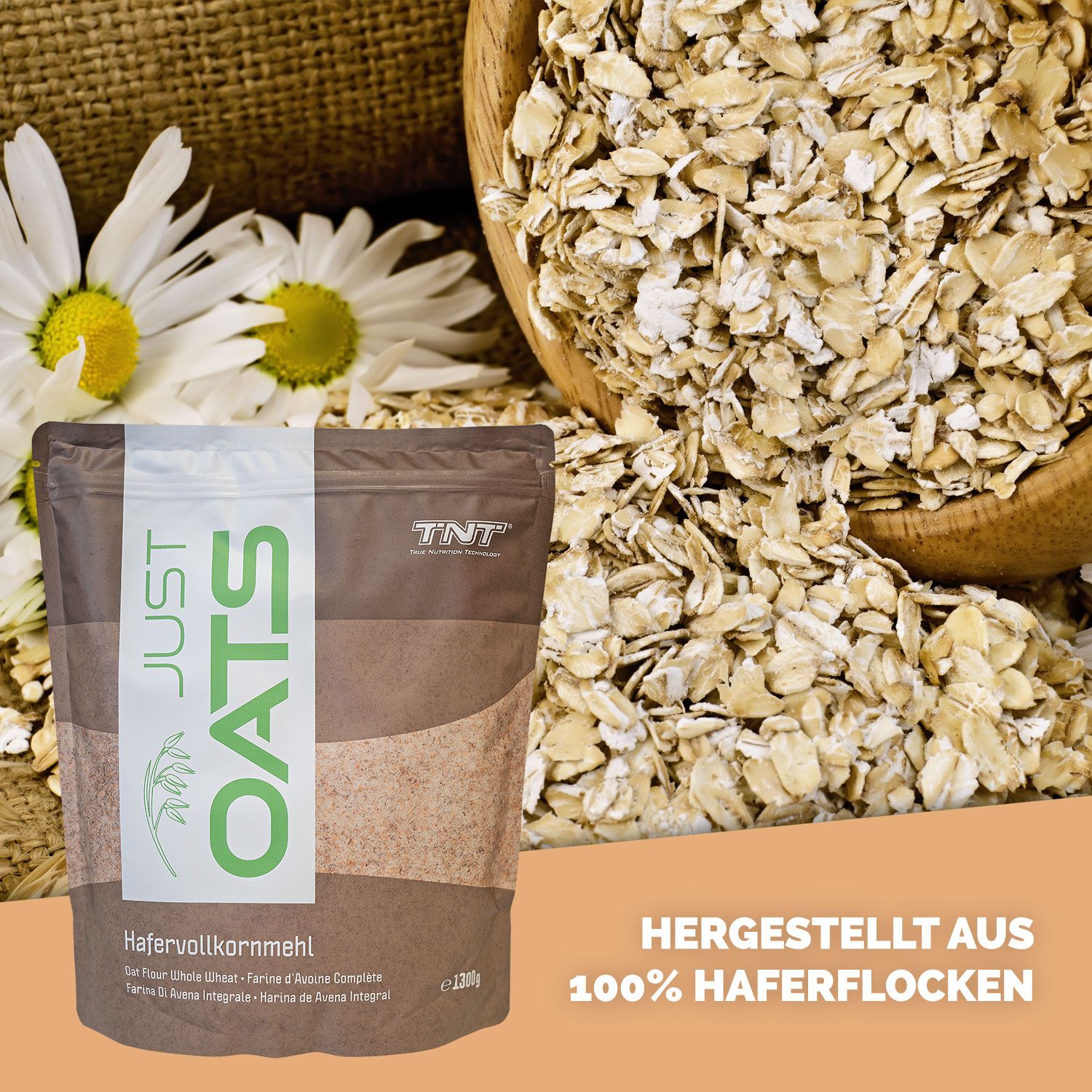 Produktverpackung neben Haferflocken in Holzschale. Aufschrift: JUST OATS, Hafervollkornmehl, TNT. Text: Hergestellt aus 100% Haferflocken.