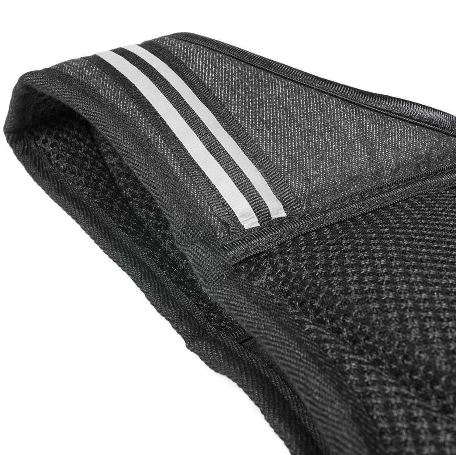 Detailansicht der Schulterpartie der Gewichtsweste. Grauer Stoff mit weißen Streifen.