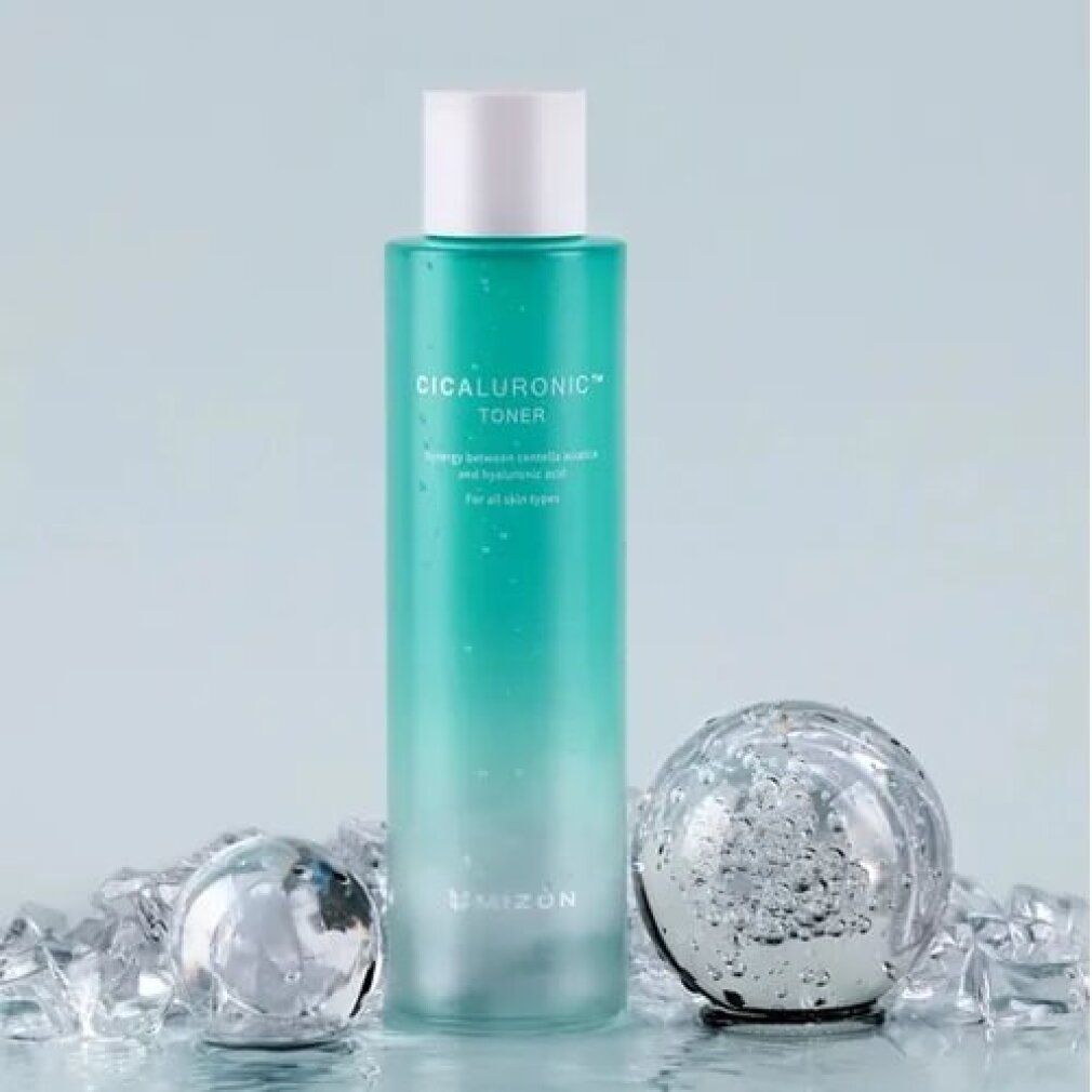 Zylindrische Flasche mit grünem Farbverlauf. Aufschrift: Cicaluronic Toner. Marke Mizon.