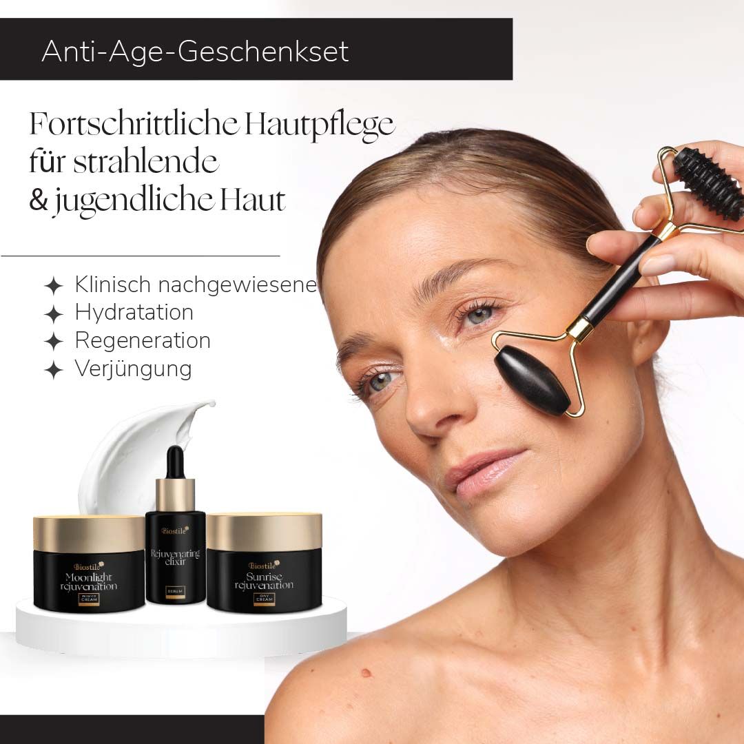 Frau mit Gesichtsroller, umgeben von Produkten. Produkte: Creme, Serum, Gesichtsroller und Gua Sha-Werkzeug.
