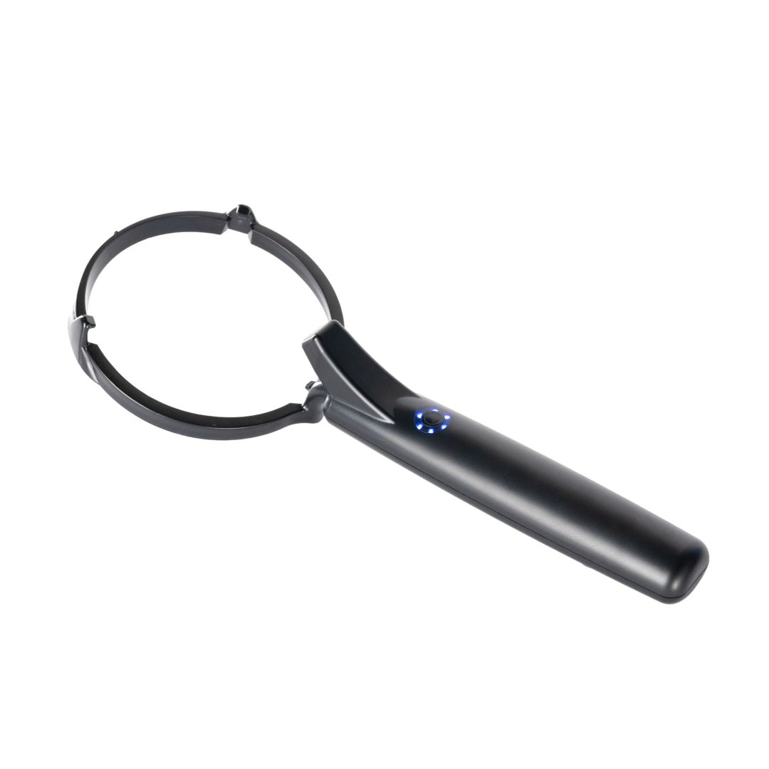 Schwarzer Griff mit Halterung. Blaue LEDs. Auf weißem Hintergrund.