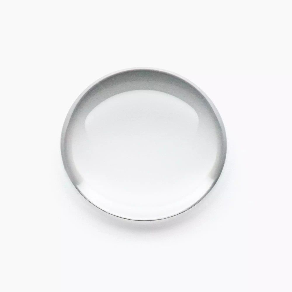 Runde, transparente, ovale Form. Glatte Oberfläche. Reflektiert das Licht.