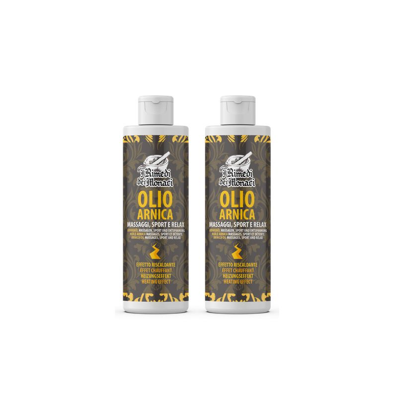 Zwei Flaschen mit weißem Deckel. Aufschrift: Olio Arnica, Massaggi Sport e Relax. Goldfarbenes Etikett mit Logo.