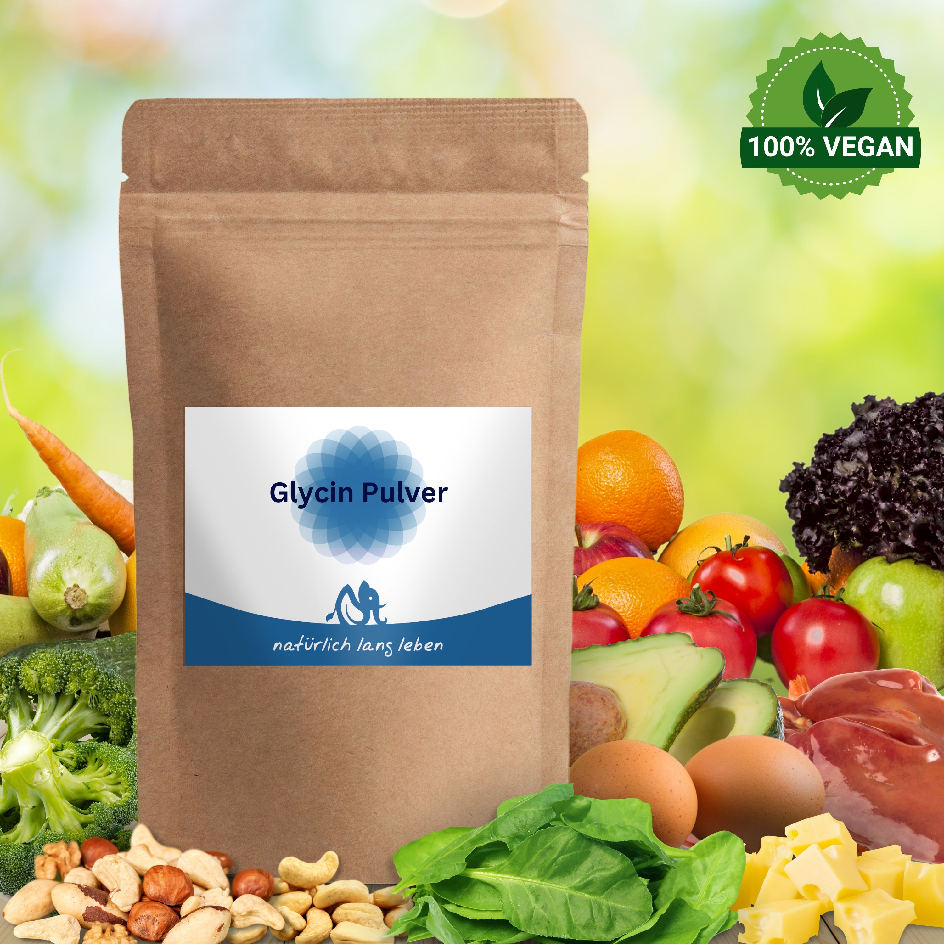 Braune Pulverpackung mit blau-weißem Etikett. Aufschrift: Glycin Pulver, natürlich lang leben. 100% Vegan Siegel. Hintergrund: Gemüse.