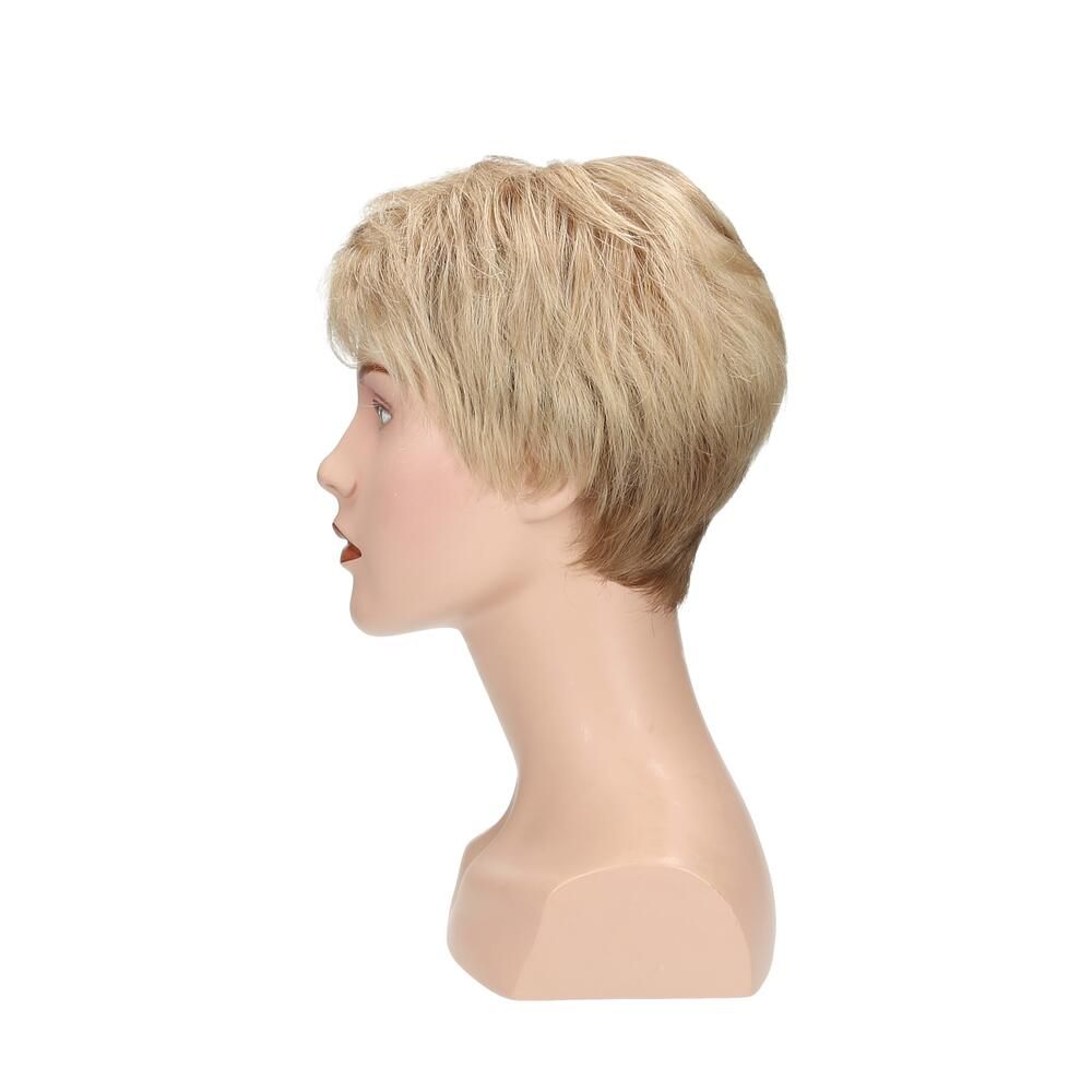 Blonde Perücke auf einem Schaufensterkopf. Seitenansicht. Kurze, gewellte Haare. Hautfarbener Kopf.