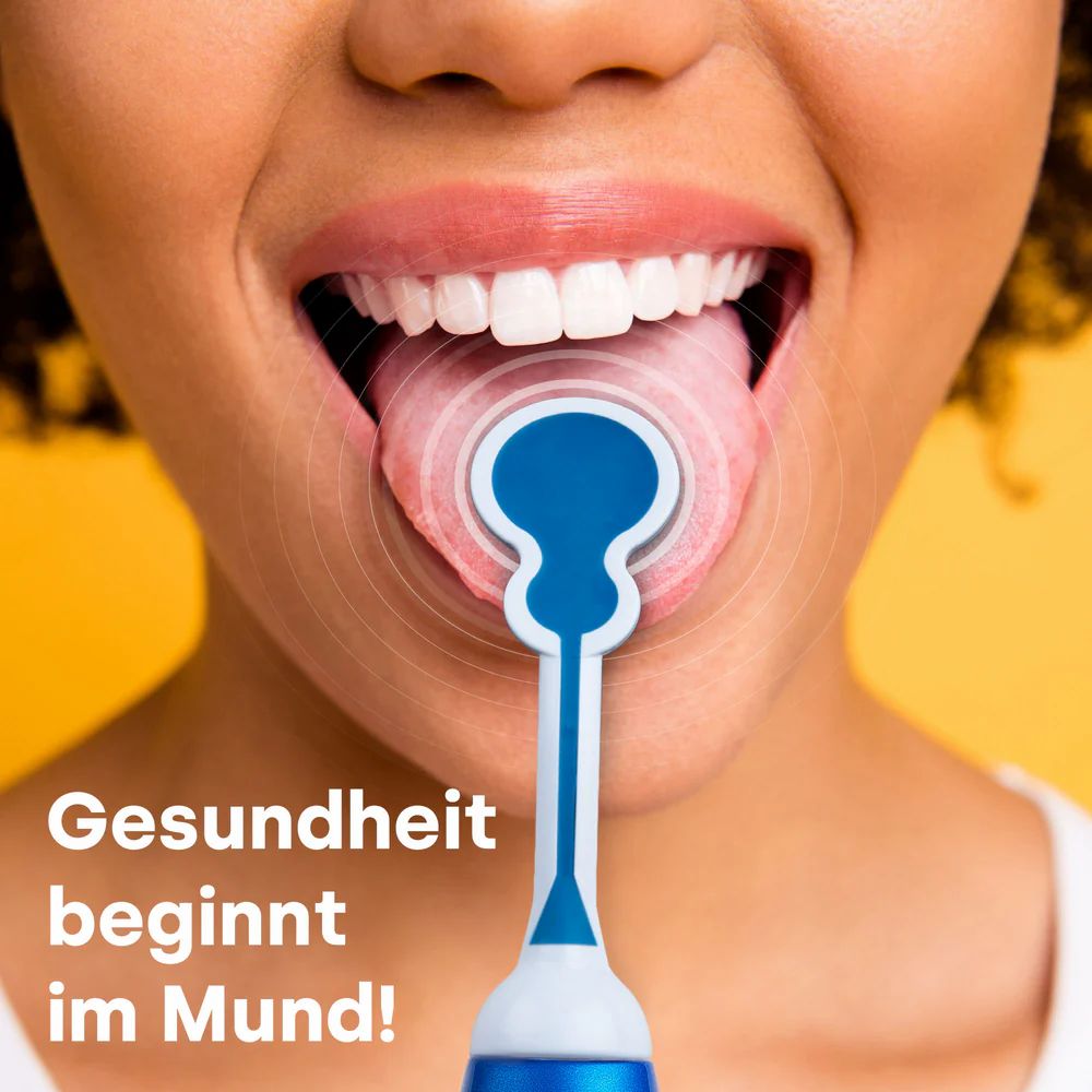 Zunge mit Zungenreiniger im Mund. Text: Gesundheit beginnt im Mund!