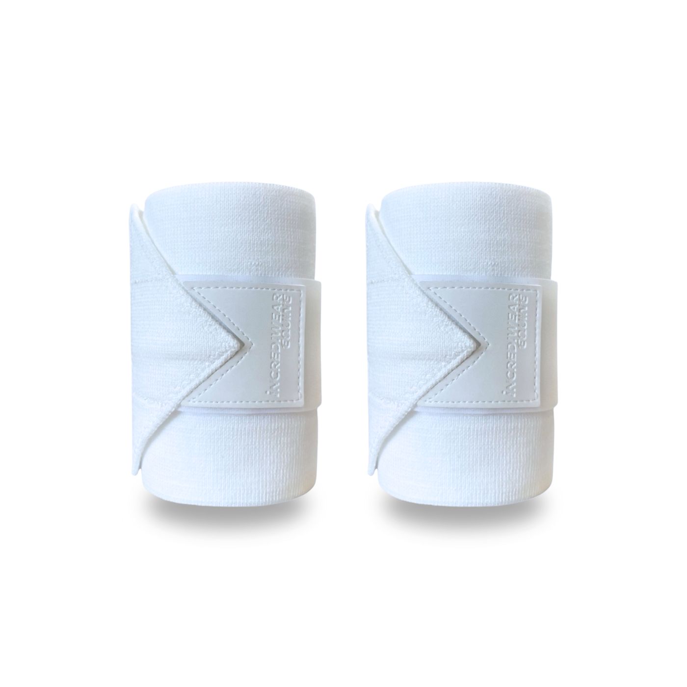 Zwei weiße Bandagen. Jede Bandage hat einen Klettverschluss mit Logo.