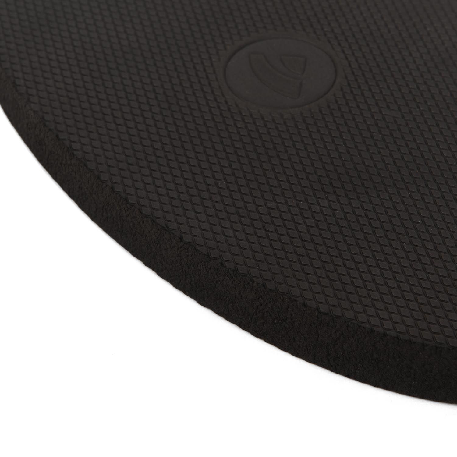 Nahaufnahme der Kante eines schwarzen Yoga-Pads aus EVA-Schaum mit Rautenmuster.