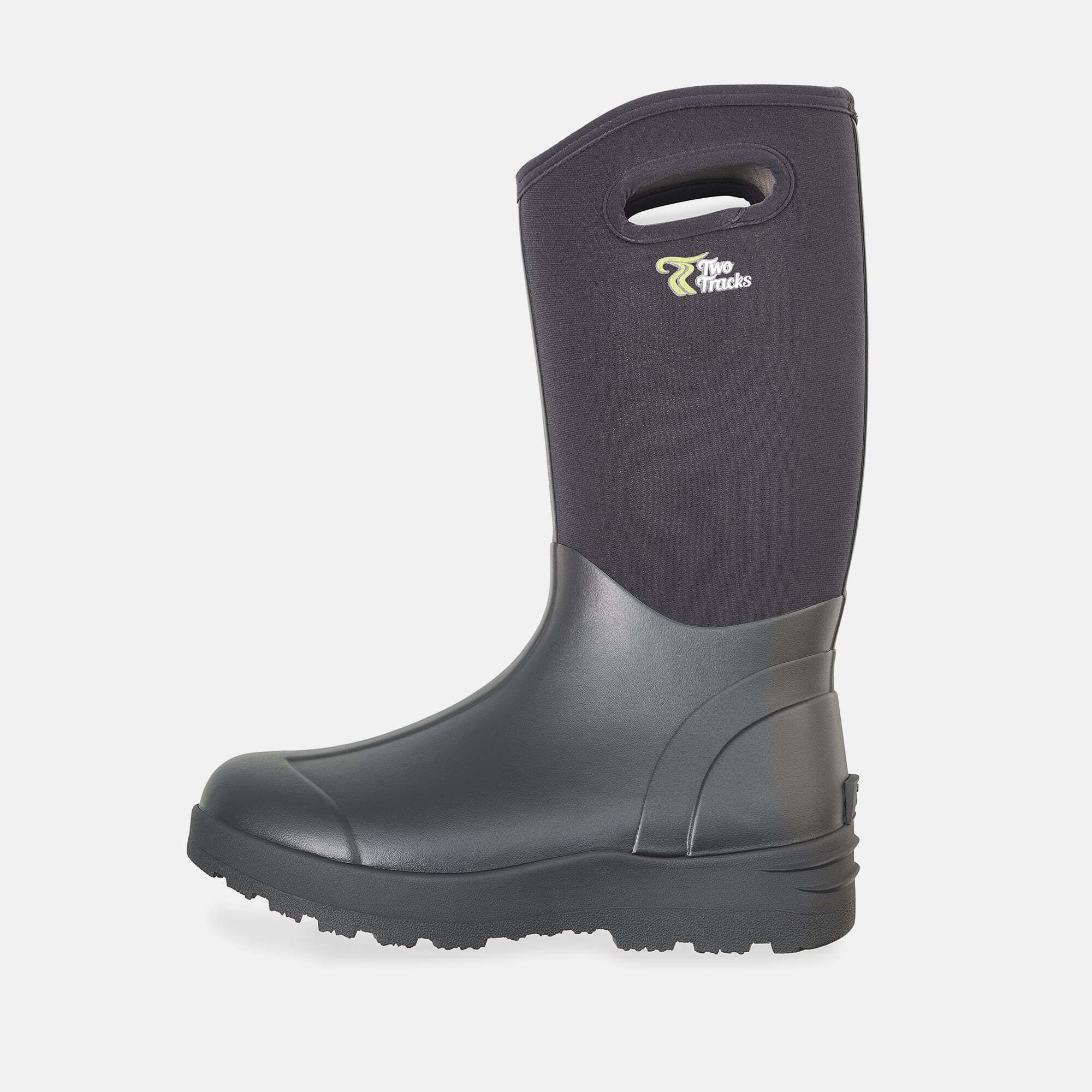 Schwarzer Stiefel, breite Passform. Stiefel von der Seite, mit Grifföffnung. Logo auf dem Schaft.