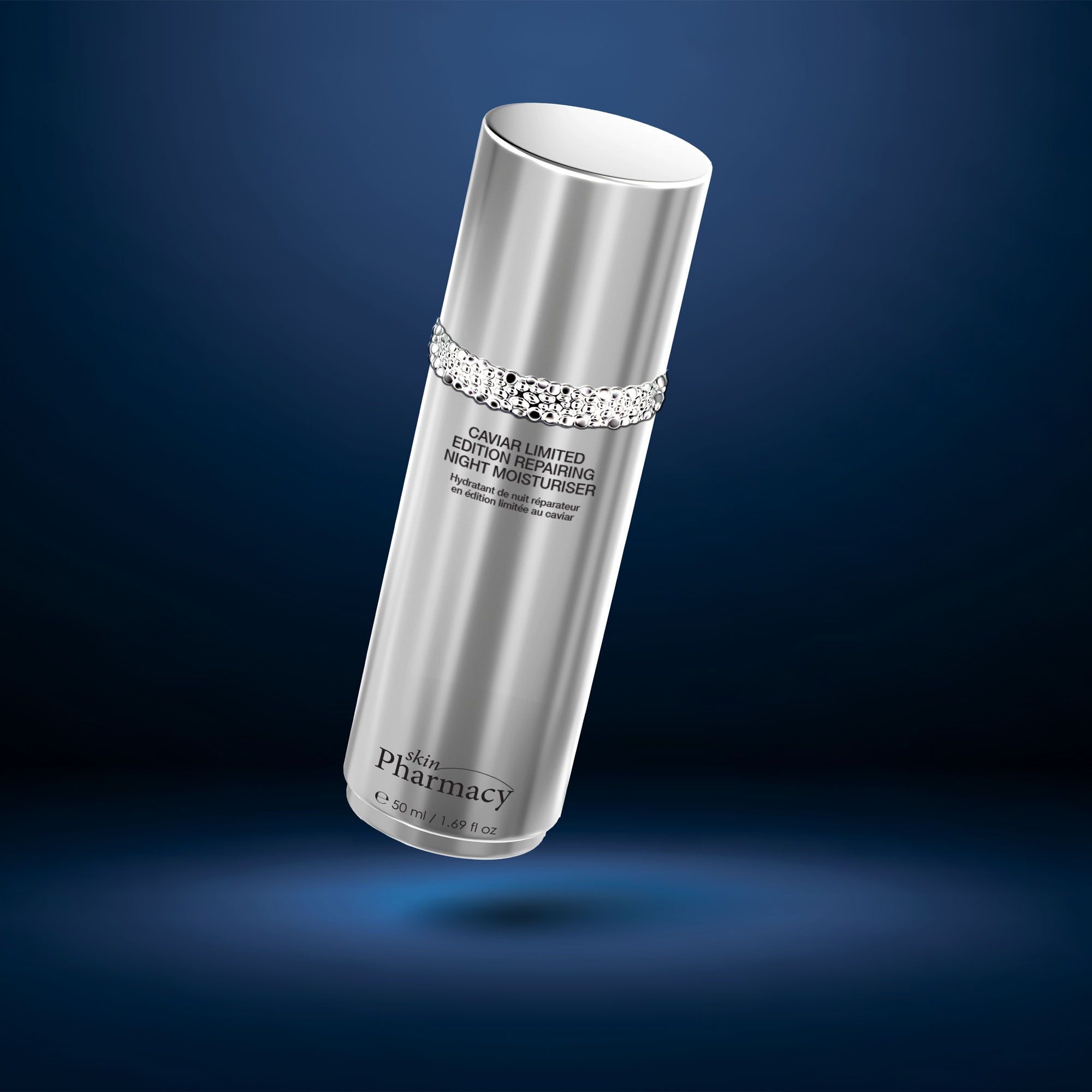 Silberne Flasche mit Strassband. Text: Caviar Limited Edition Repairing Night Moisturiser. Marke: skinPharmacy. Auf blauem Hintergrund.