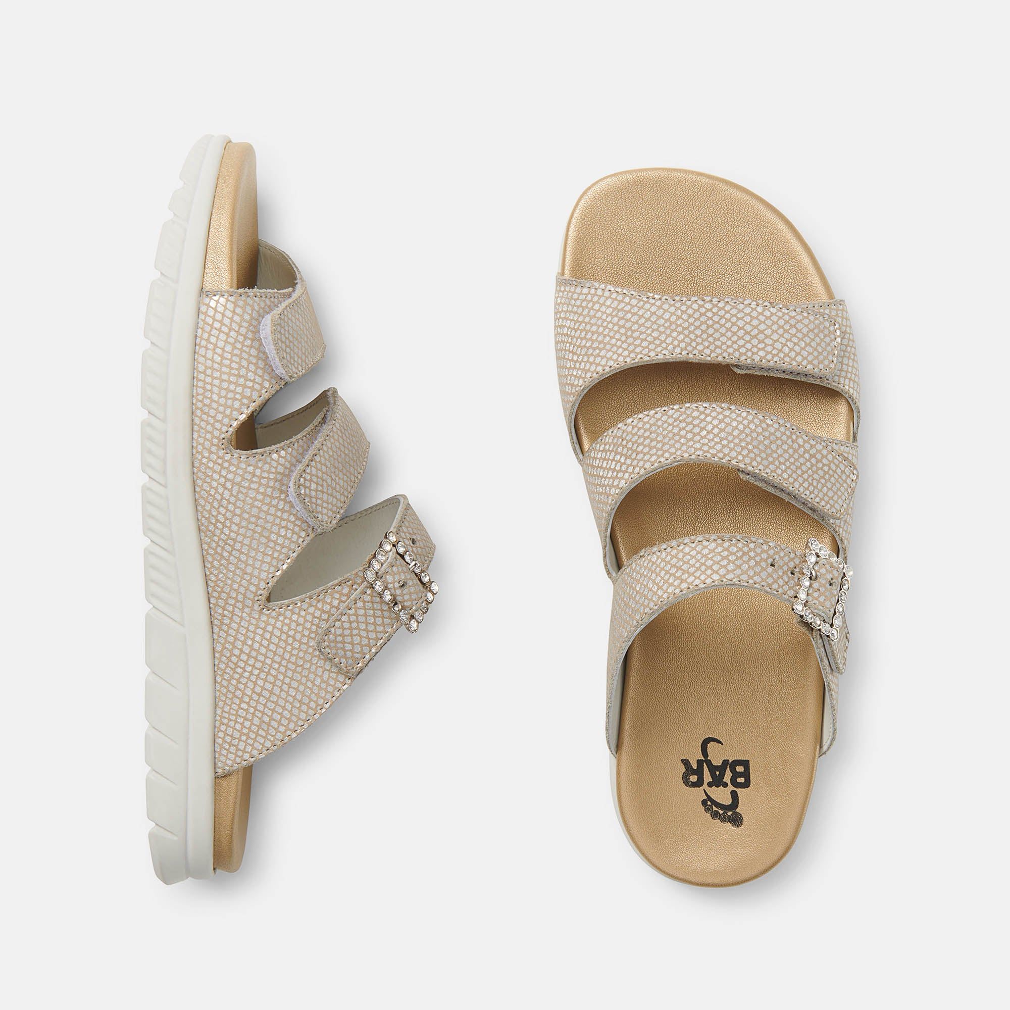 Zwei Sandalen, Draufsicht. Beige mit drei Riemen und Schnallen. Weiße Sohle, beiges Fußbett. BÄR Logo.