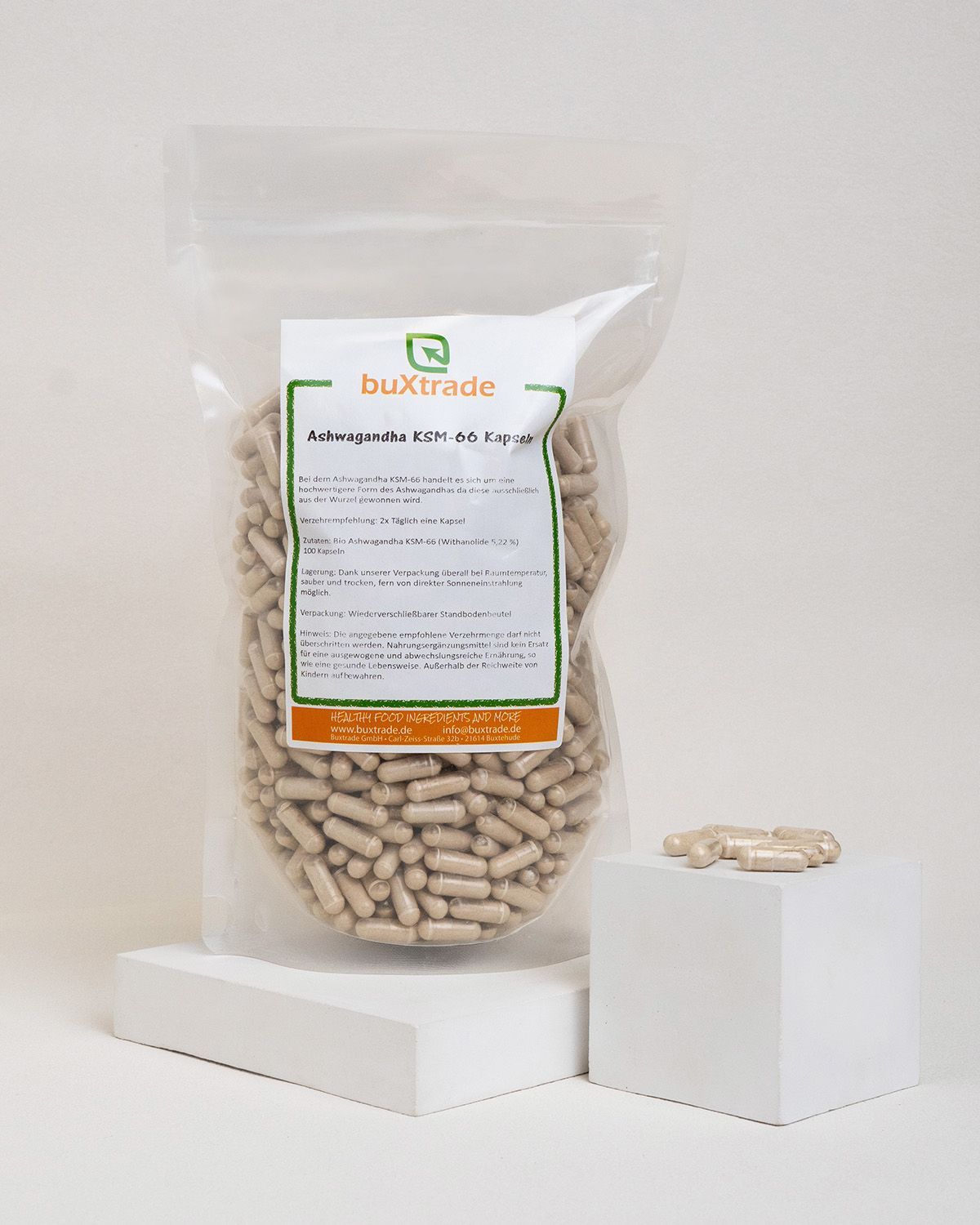 Beutel mit Kapseln, daneben einige Kapseln. Aufdruck: buXtrade Ashwagandha KSM-66 Kapseln.