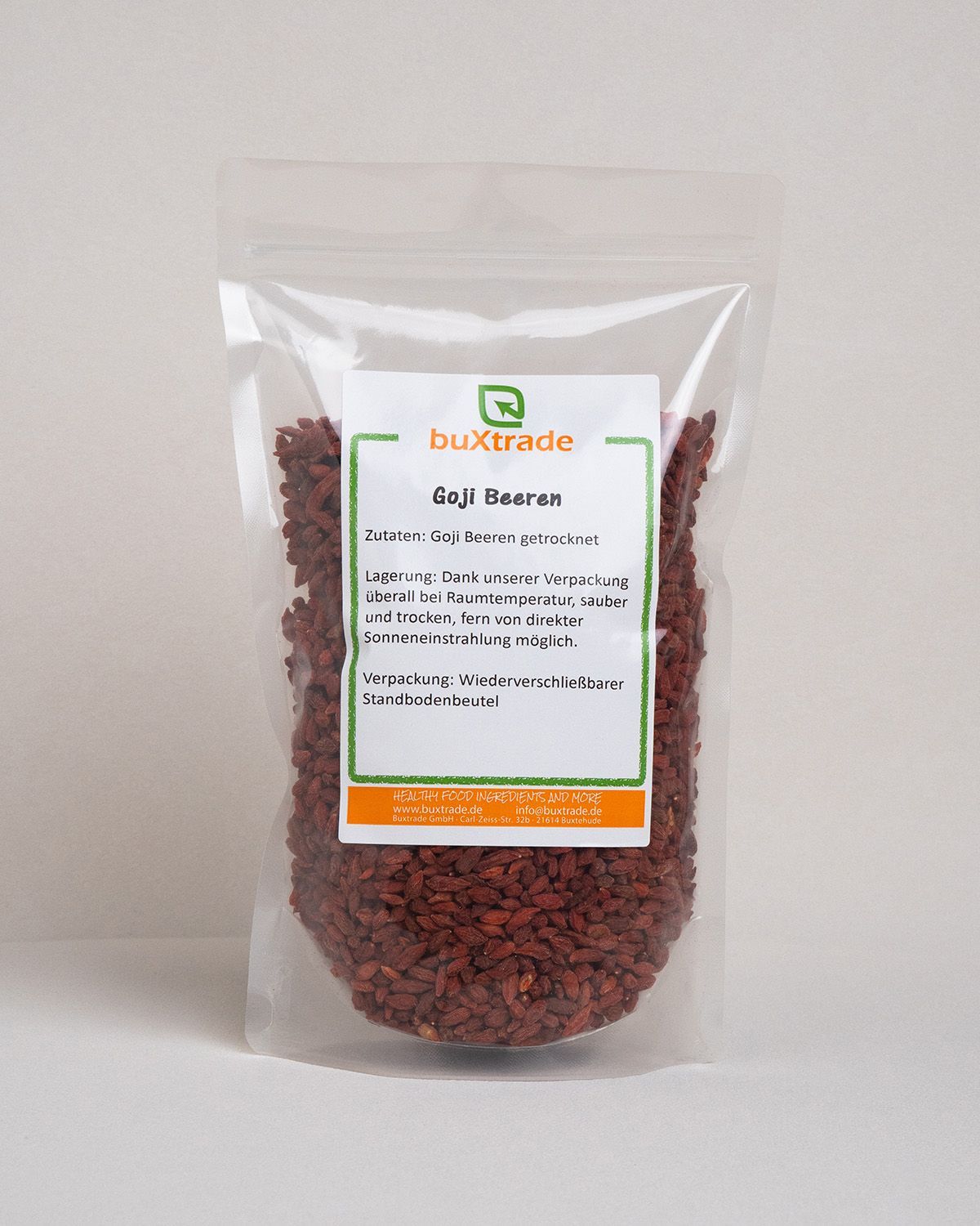 Verpackung von buXtrade Goji Beeren. Transparenter Beutel mit Etikett. Text auf Deutsch.