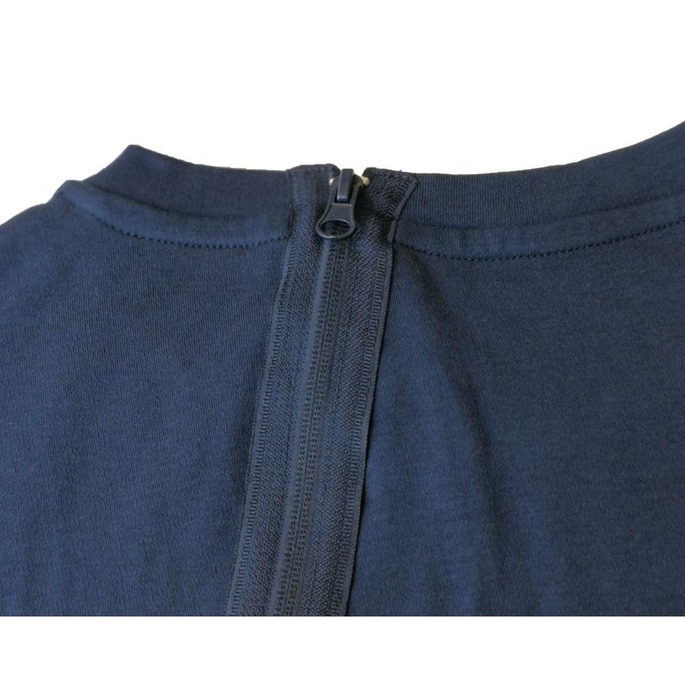 Nahaufnahme des blauen Overalls. Reißverschluss am Rücken, der sich vom Kragen bis zum unteren Rücken erstreckt.