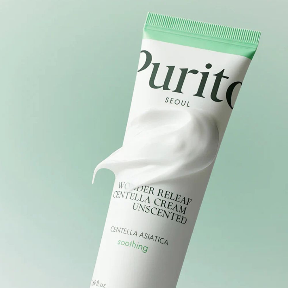 PURITO Wonder Releaf Centella Cream Unscented, weiße Creme fließt aus der Tube.
