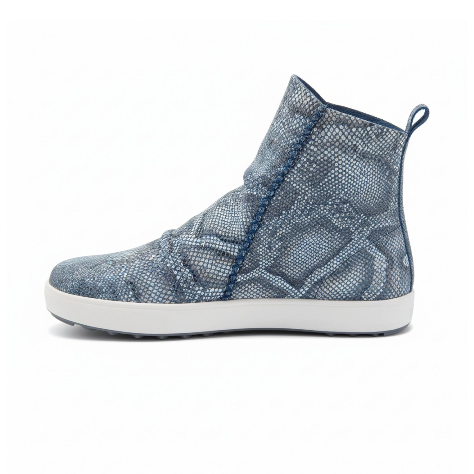 Blaue Stiefelette mit Schlangenmuster, weißer Sohle und Reißverschluss. Blaue Ziernähte und Zuglasche.