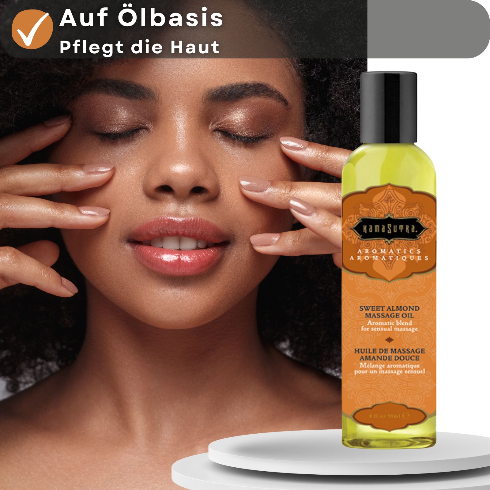 Massageöl-Flasche neben einer Frau, die sich im Gesicht massiert. Textbox: Auf Ölbasis, pflegt die Haut.