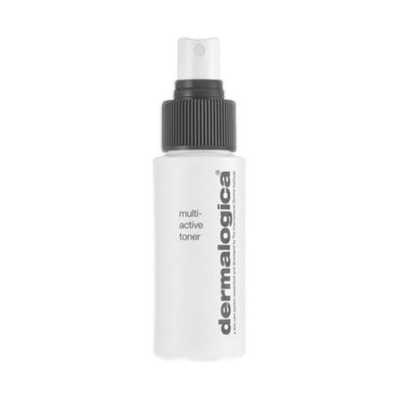 Weiße Sprühflasche mit schwarzem Sprühkopf. Auf der Flasche steht 'dermalogica multi-active toner'.