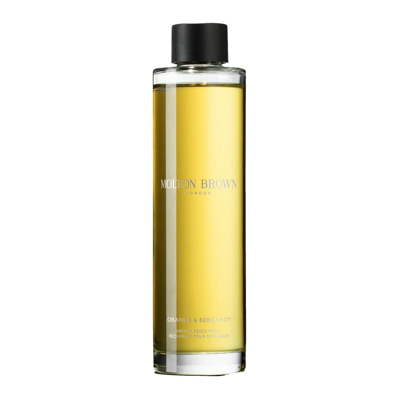 Molton Brown Orange & Bergamot Duftstäbchen Nachfüllpackung. Zylindrische Glasflasche mit schwarzem Deckel. Gelbe Flüssigkeit sichtbar.