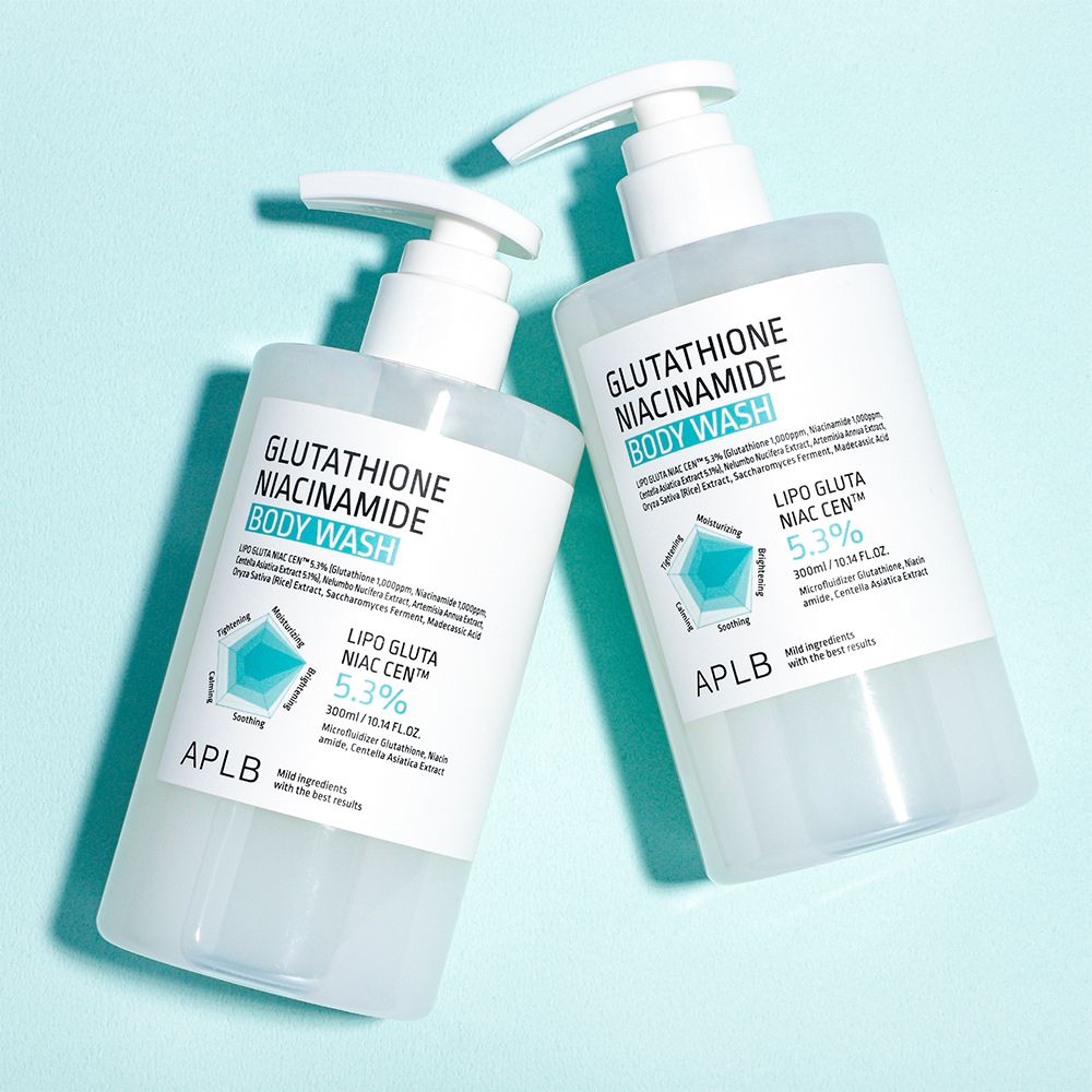 Zwei Flaschen Body Wash mit Etiketten. Aufschrift: Glutathione Niacinamide Body Wash. Mit Dosierpumpe.