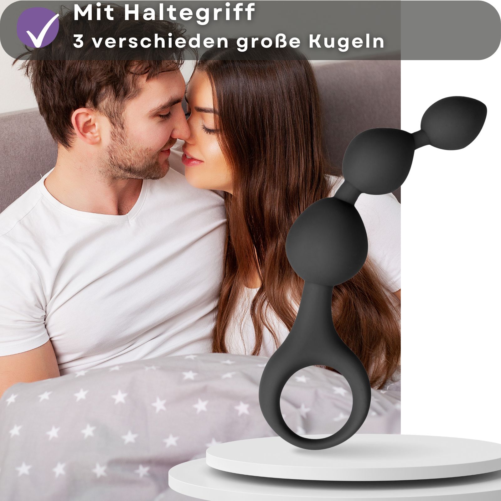 Analkette aus Silikon mit 3 Kugeln. Paar im Bett. Text: Mit Haltegriff, 3 Kugeln.