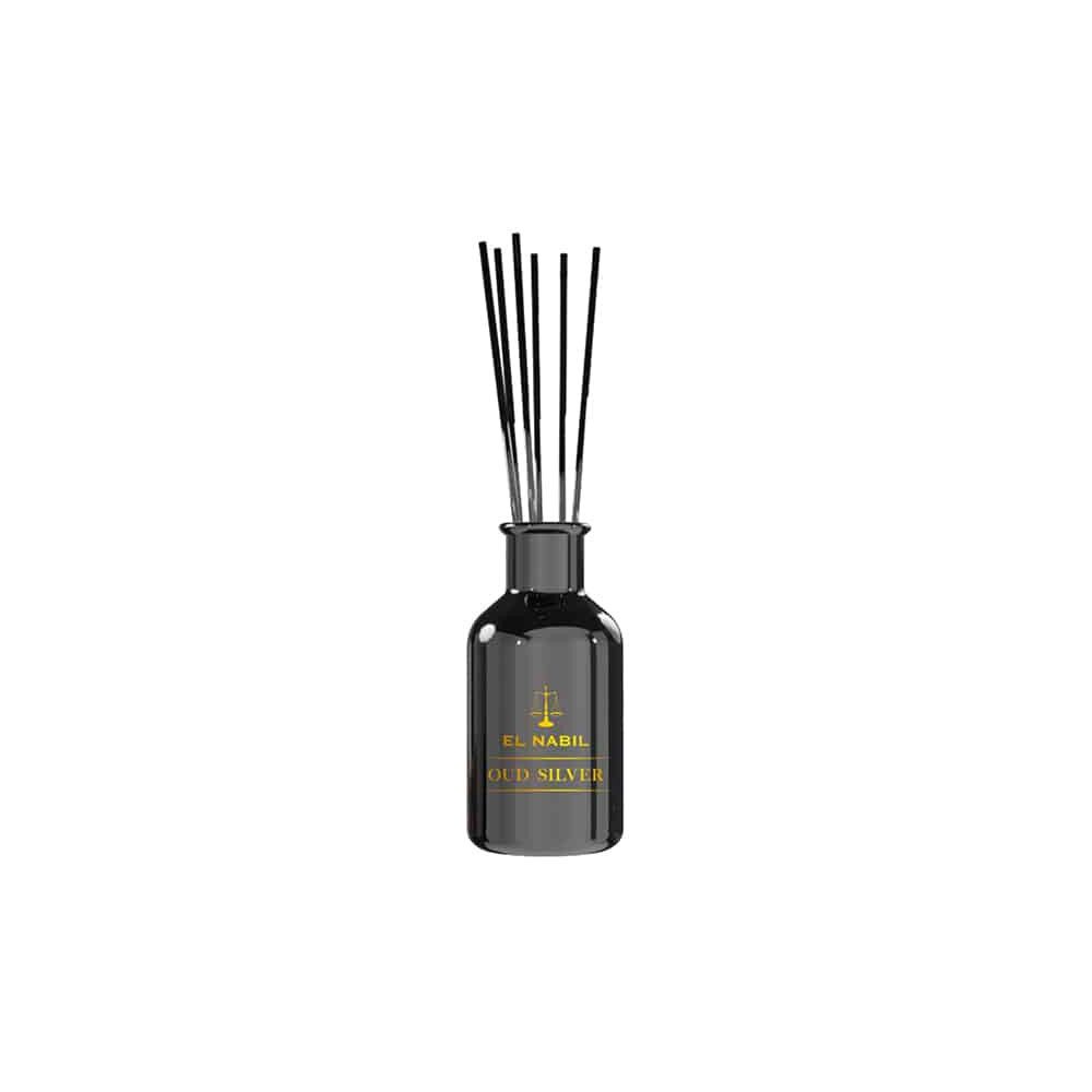 Duftdiffusor mit schwarzen Stäbchen. Schwarze Glasflasche mit goldfarbenem Etikett. Aufschrift: EL NABIL, OUD SILVER.